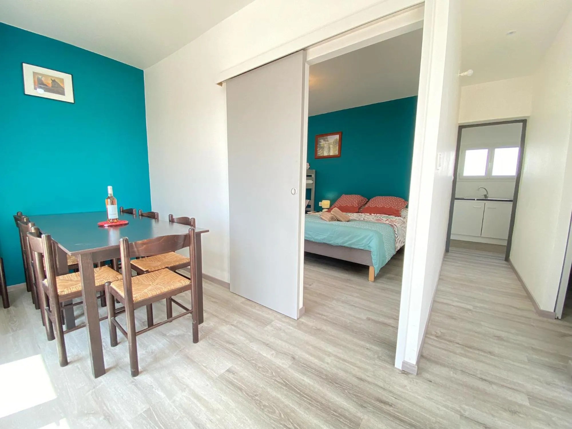 Living room, Bed in Auberge des Plaines - Appart'hôtel