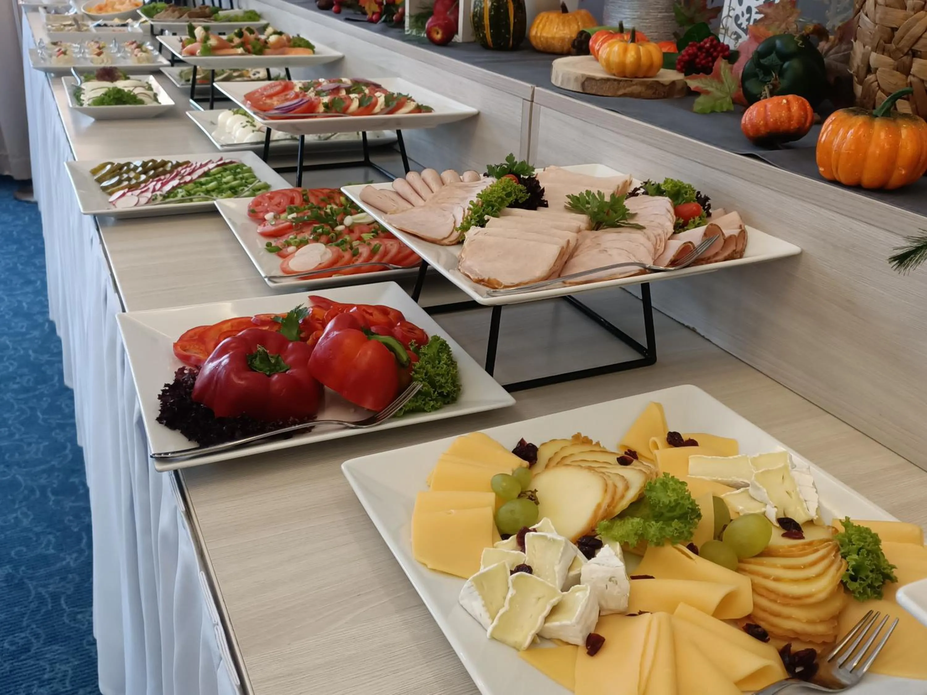 Buffet breakfast in Alabaster Rezydencja