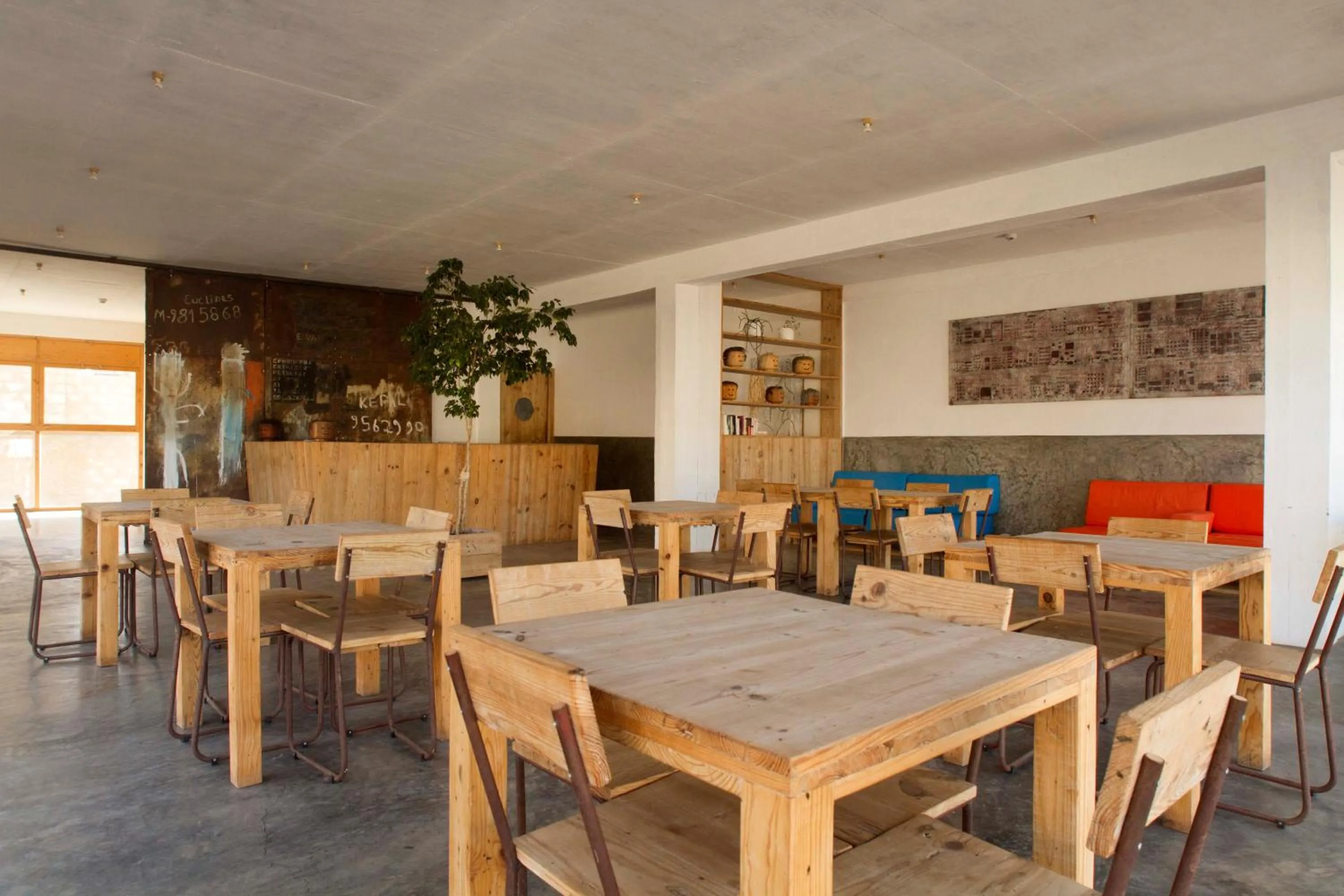 Communal lounge/ TV room in Aquiles Eco Hotel