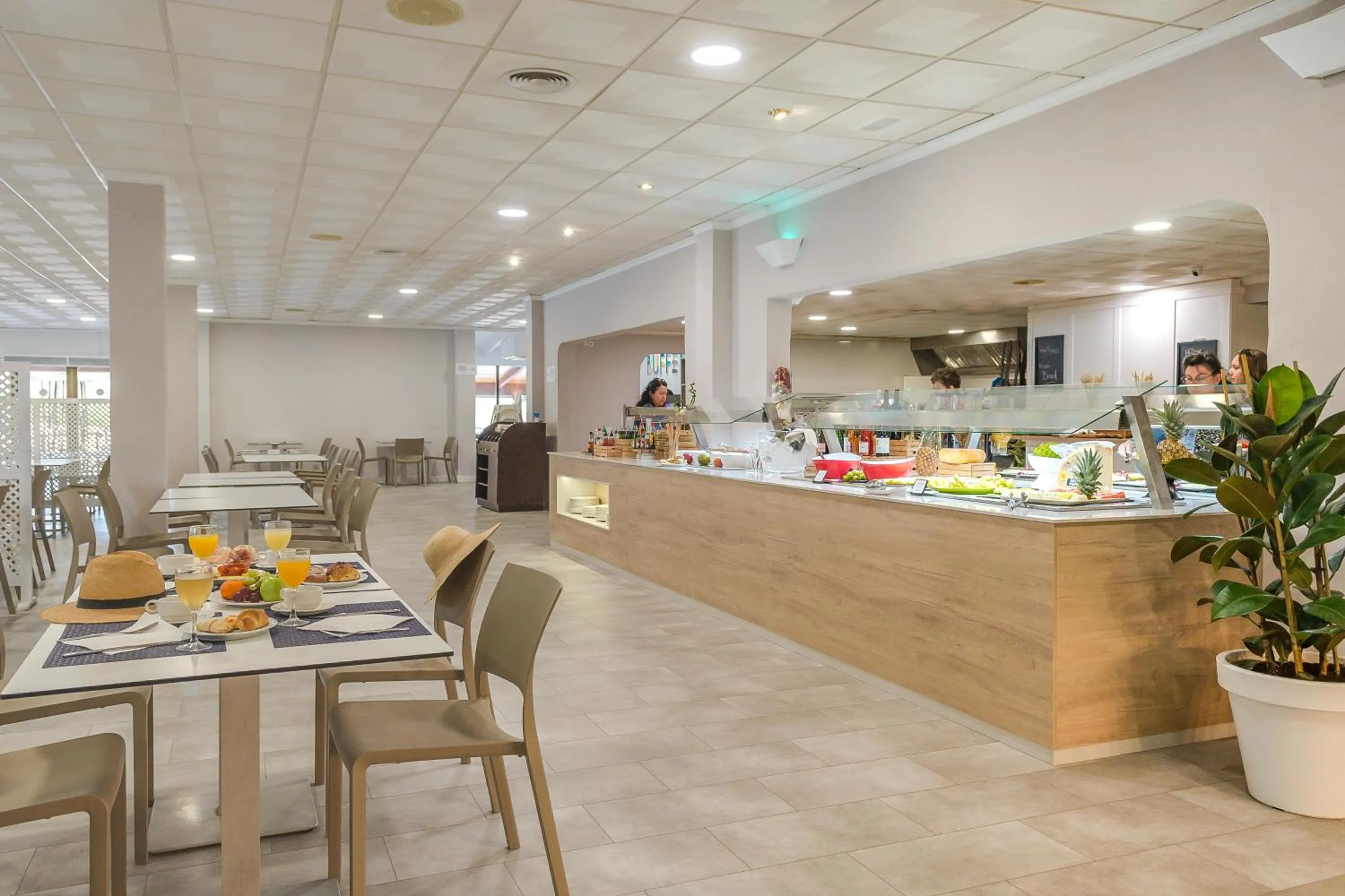 Restaurant/places to eat in FERGUS Club Carema Splash