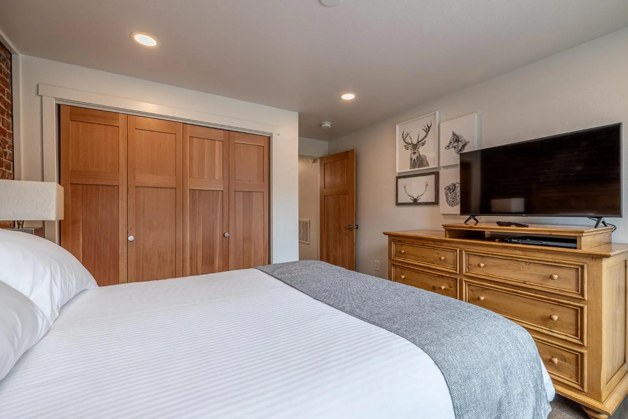 Bed in Bavarian Lodge Suites