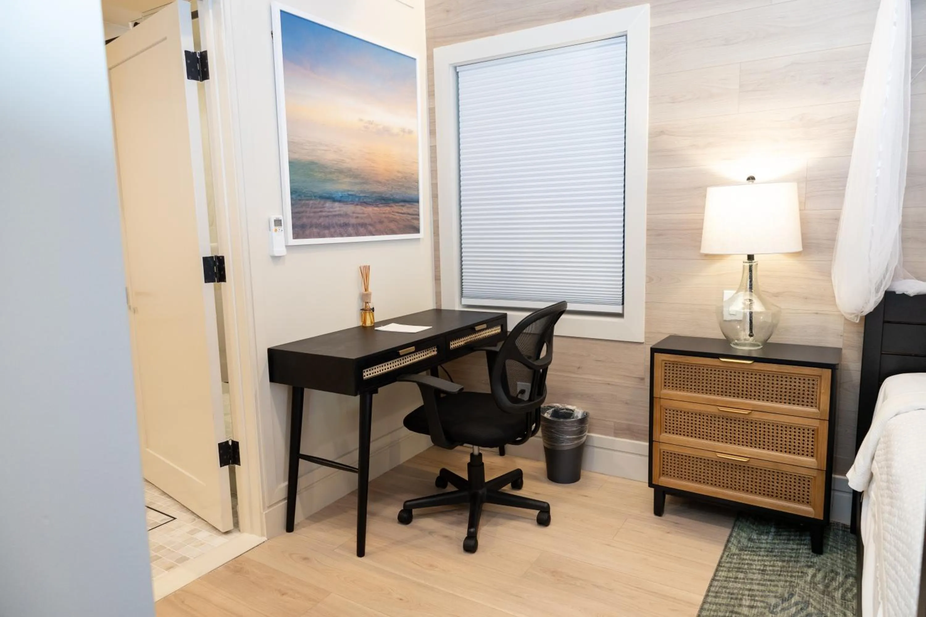 Bathroom, Bed in The Key West Hotel