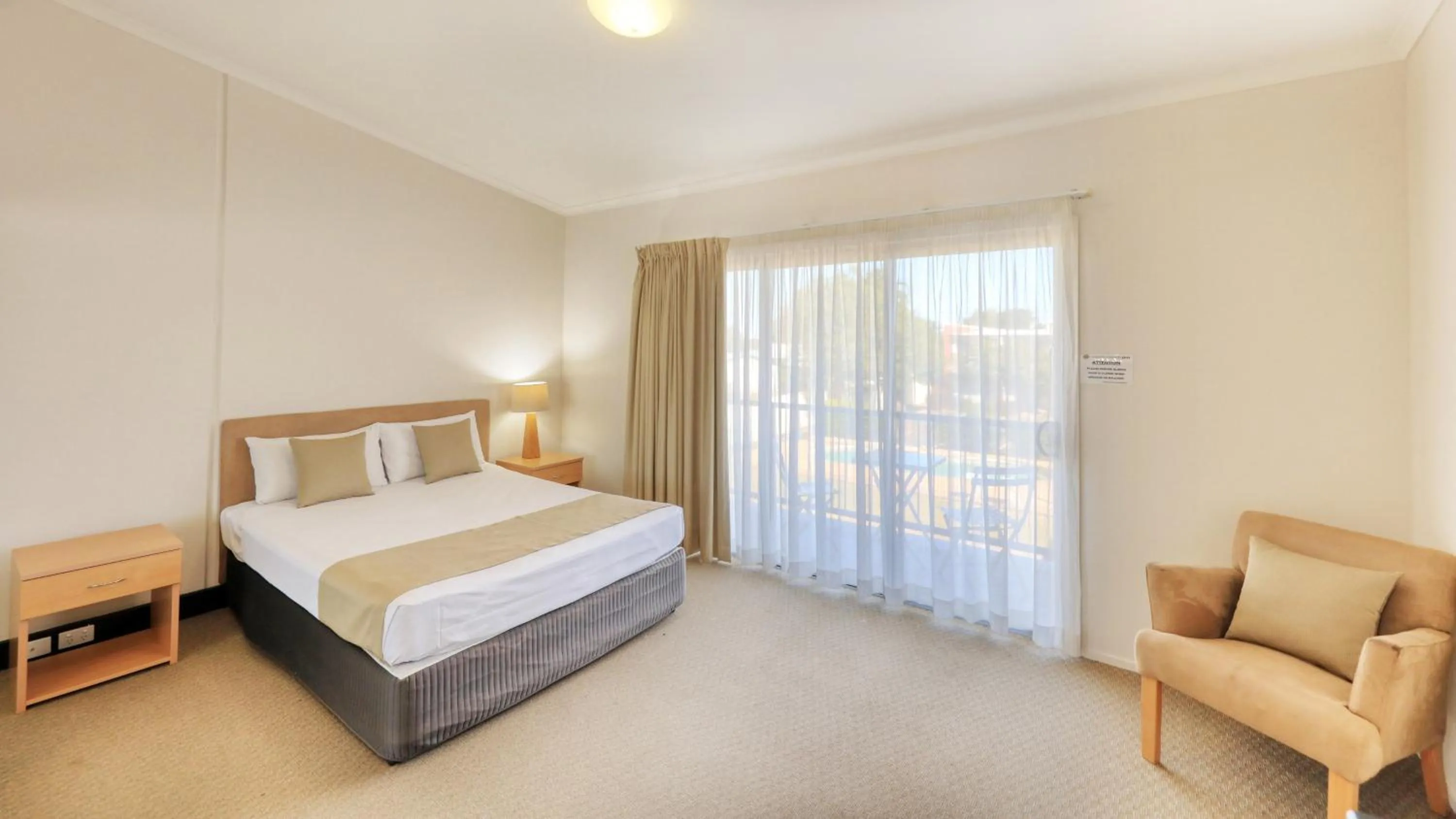 Bed in Capella Coach Inn