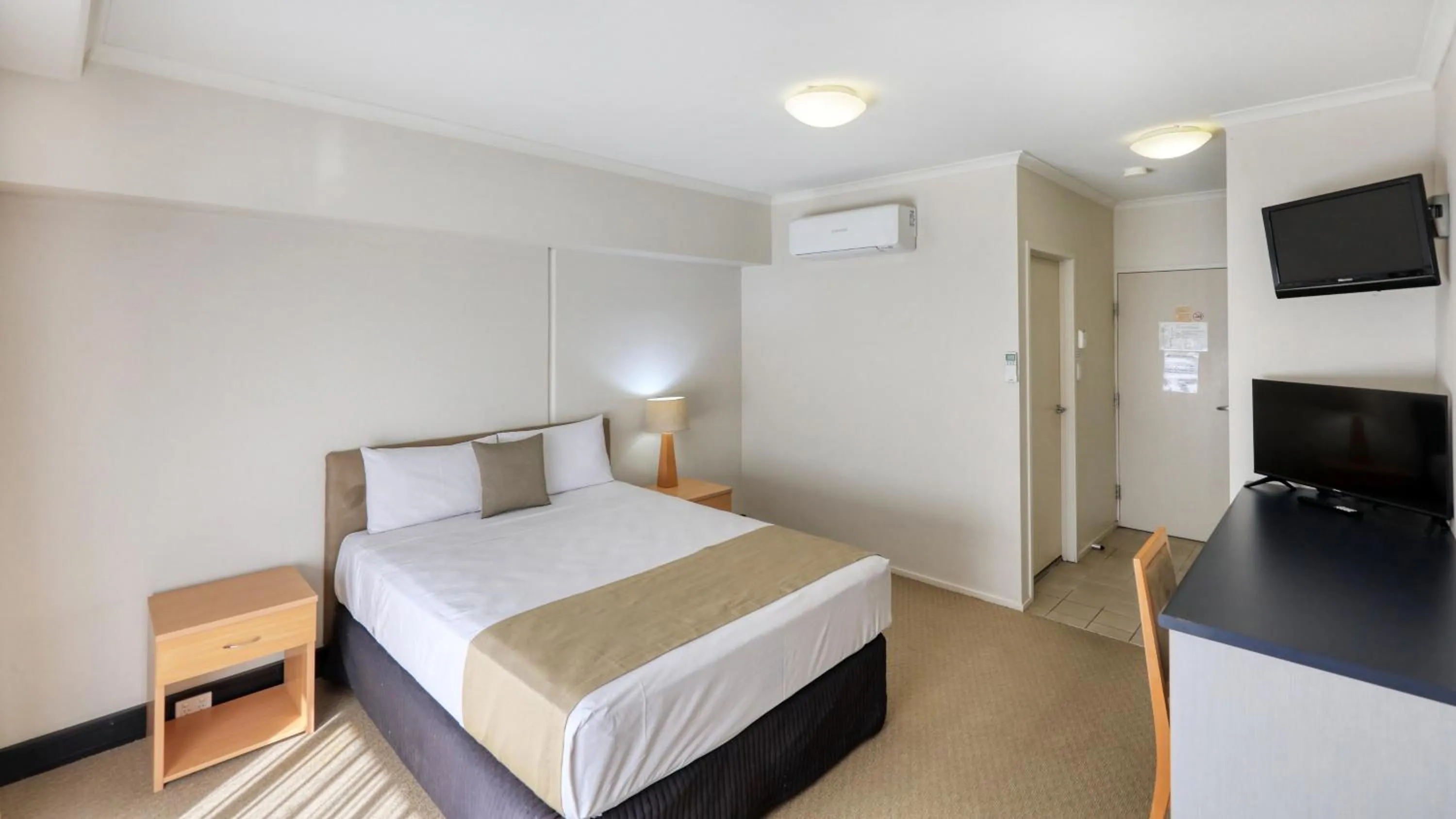 Bed in Capella Coach Inn