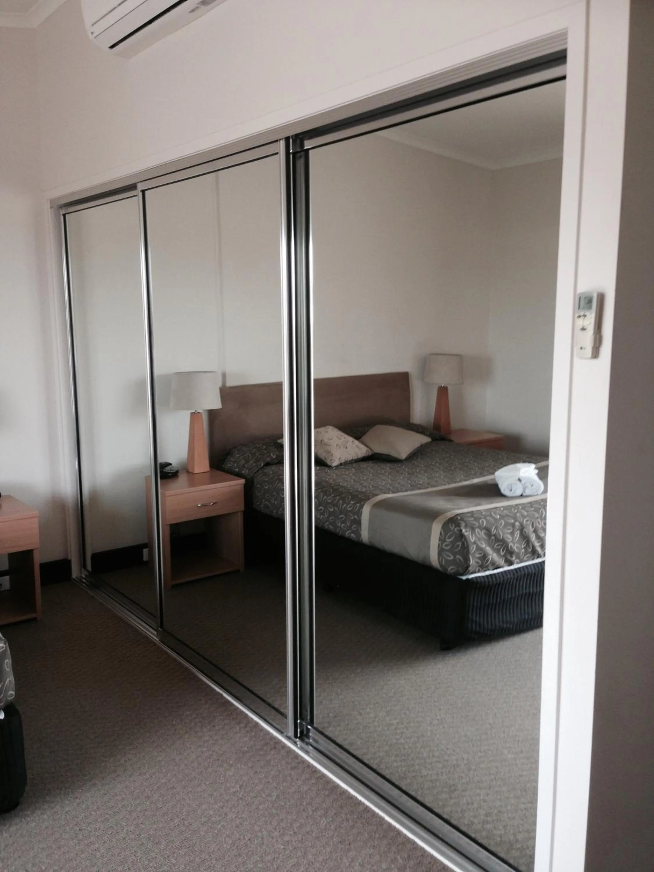 Bed in Capella Coach Inn