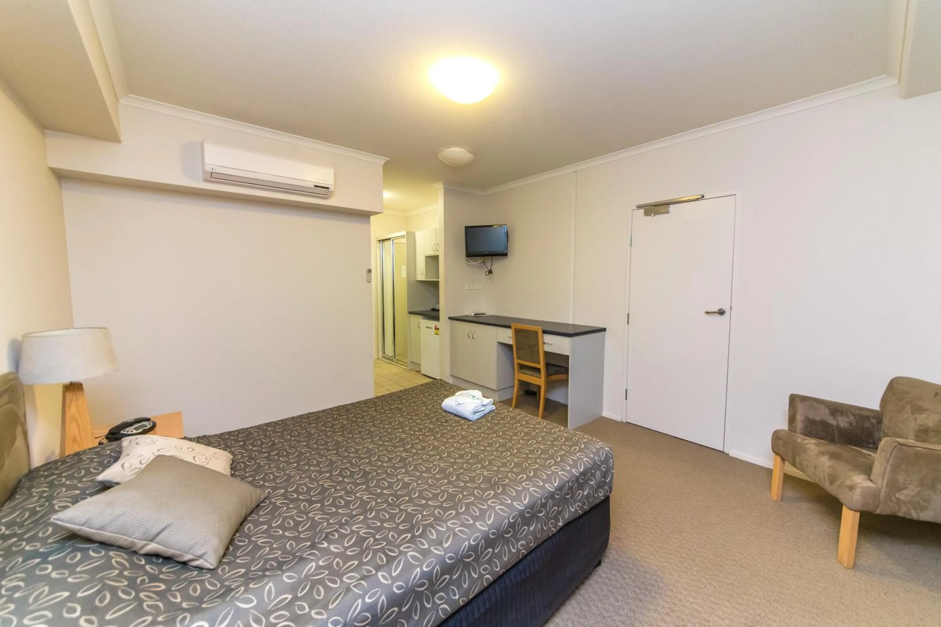 Bathroom, Bed in Capella Coach Inn