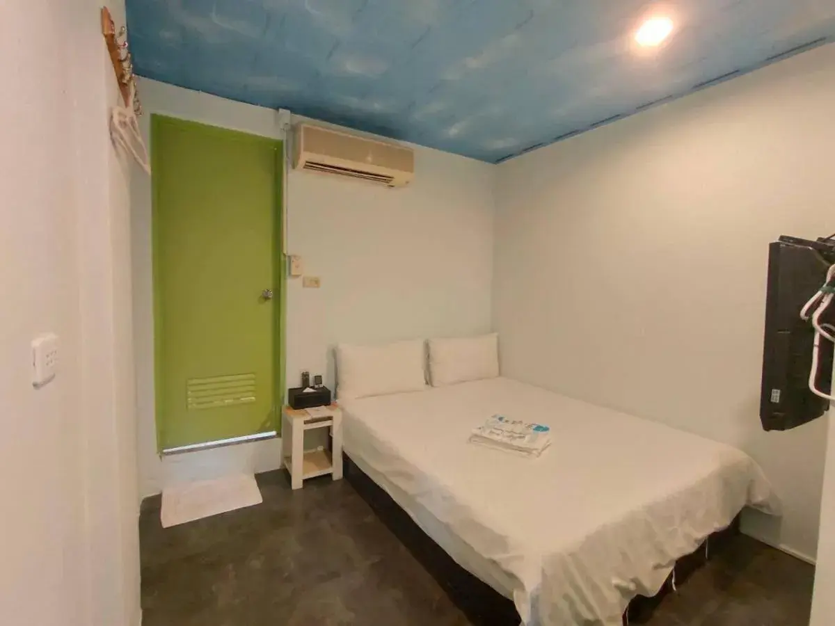 Small Double Room without Window (Window in Bathroom) in 藍天白雲民宿Lantian Baiyun - 證號 112 -English welcome Small Double Room without Window (Window in Bathroom) in 藍天白雲民宿Lantian Baiyun - 證號 112 -English welcome