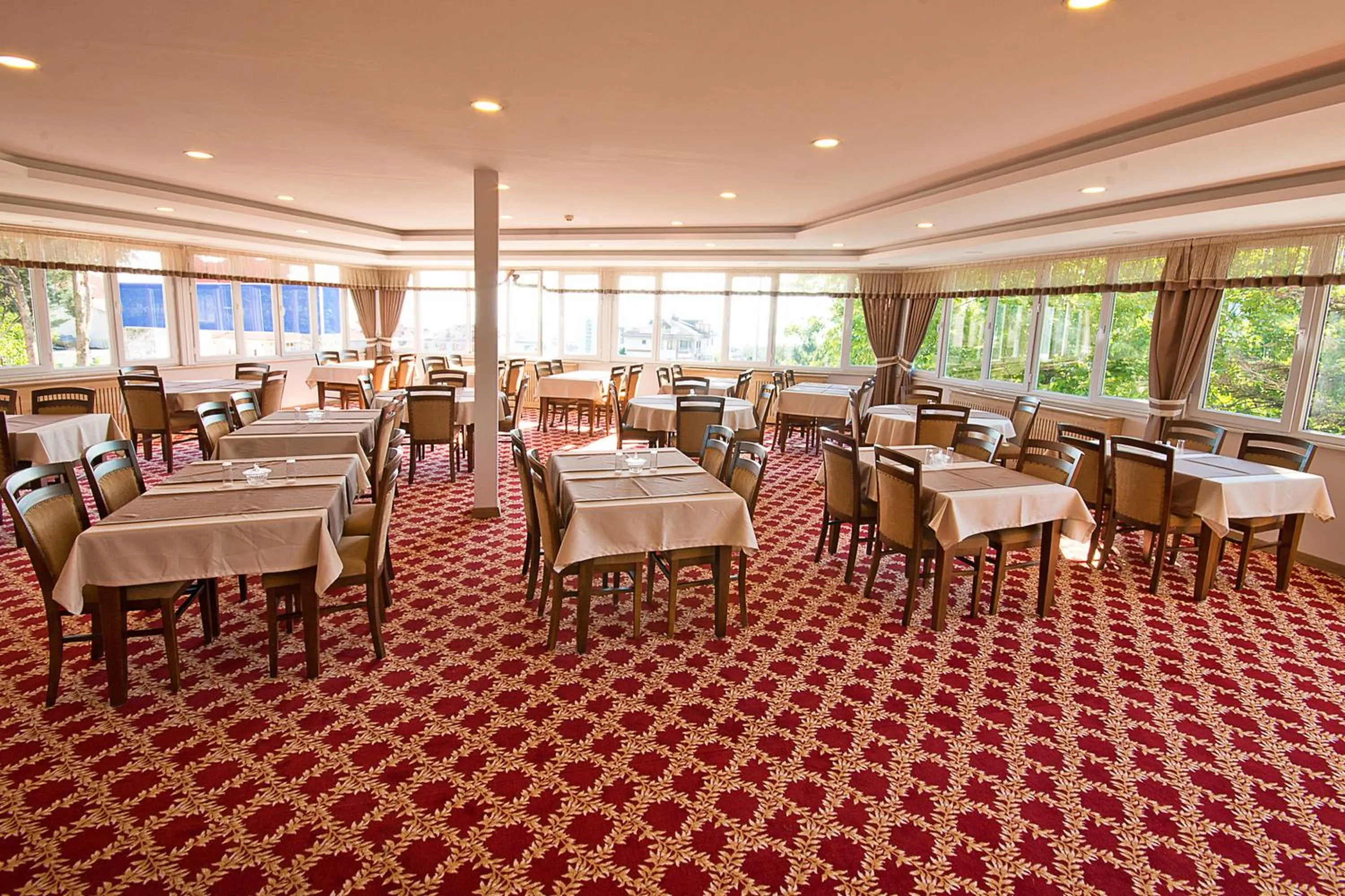 Restaurant/places to eat in Lion City Hotel