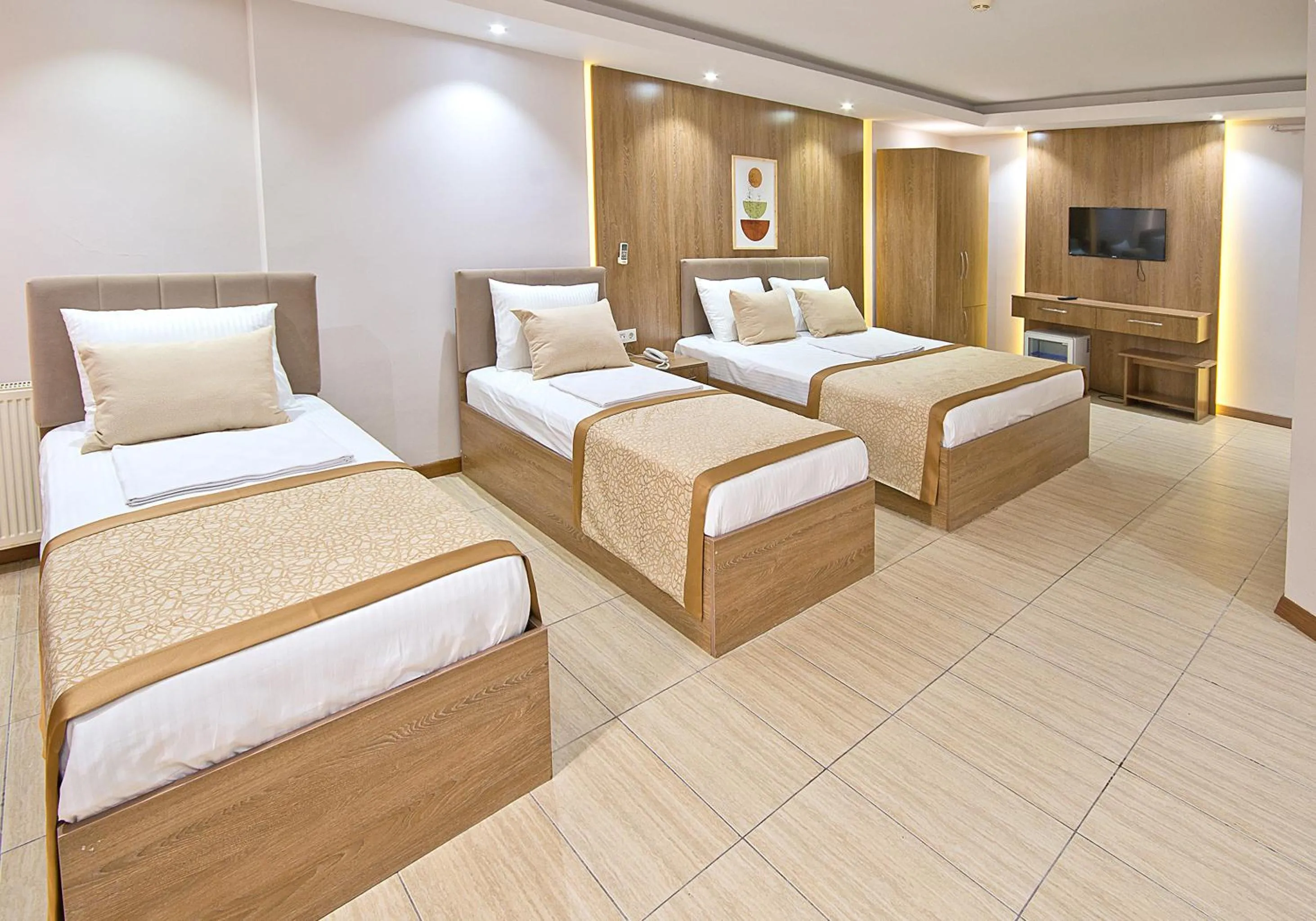 Communal lounge/ TV room, Bed in Lion City Hotel