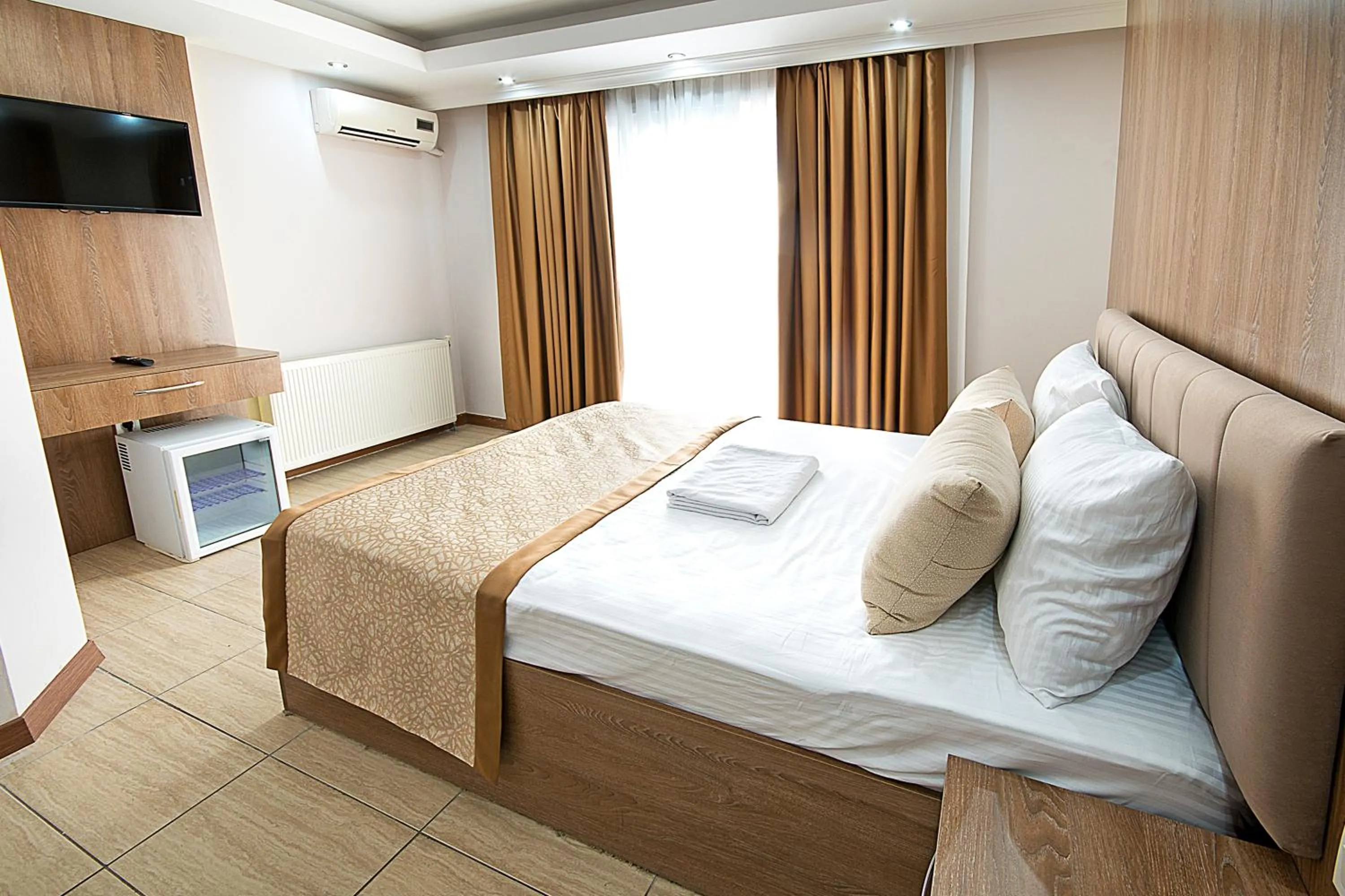 Bed in Lion City Hotel