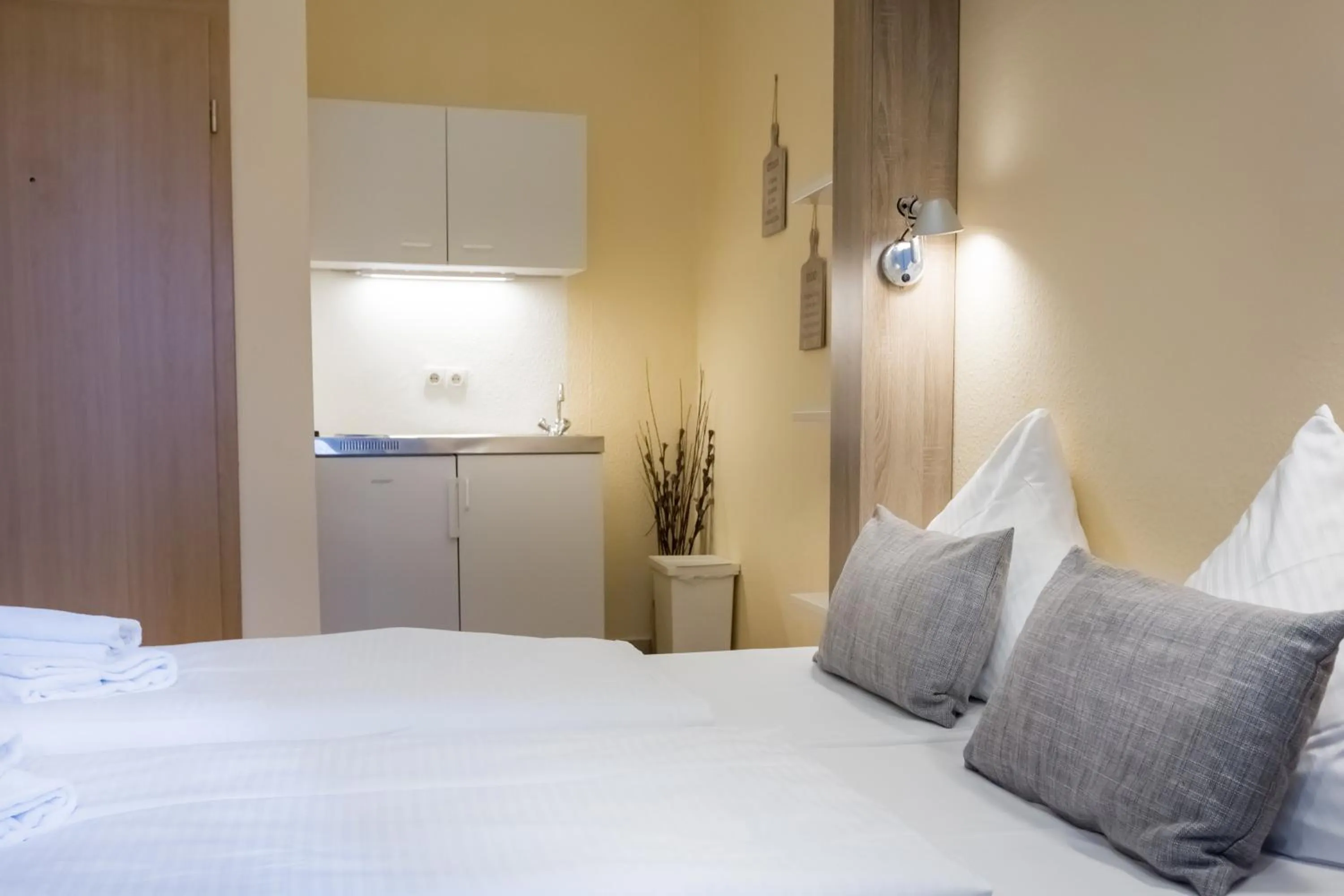 Kitchen or kitchenette, Bed in dingdong koblenz - city apartments
