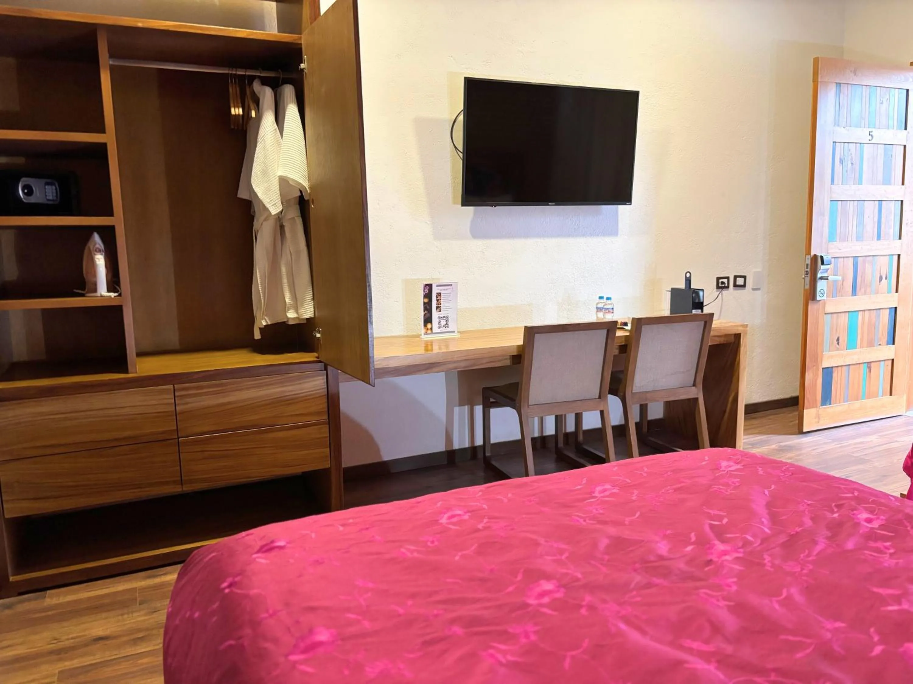 TV and multimedia in Hotel Casa Chanehque