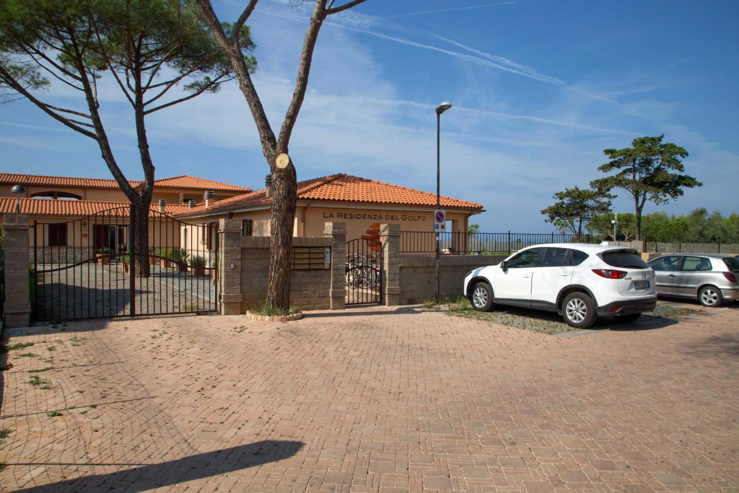Facade/entrance in La Residenza del Golfo