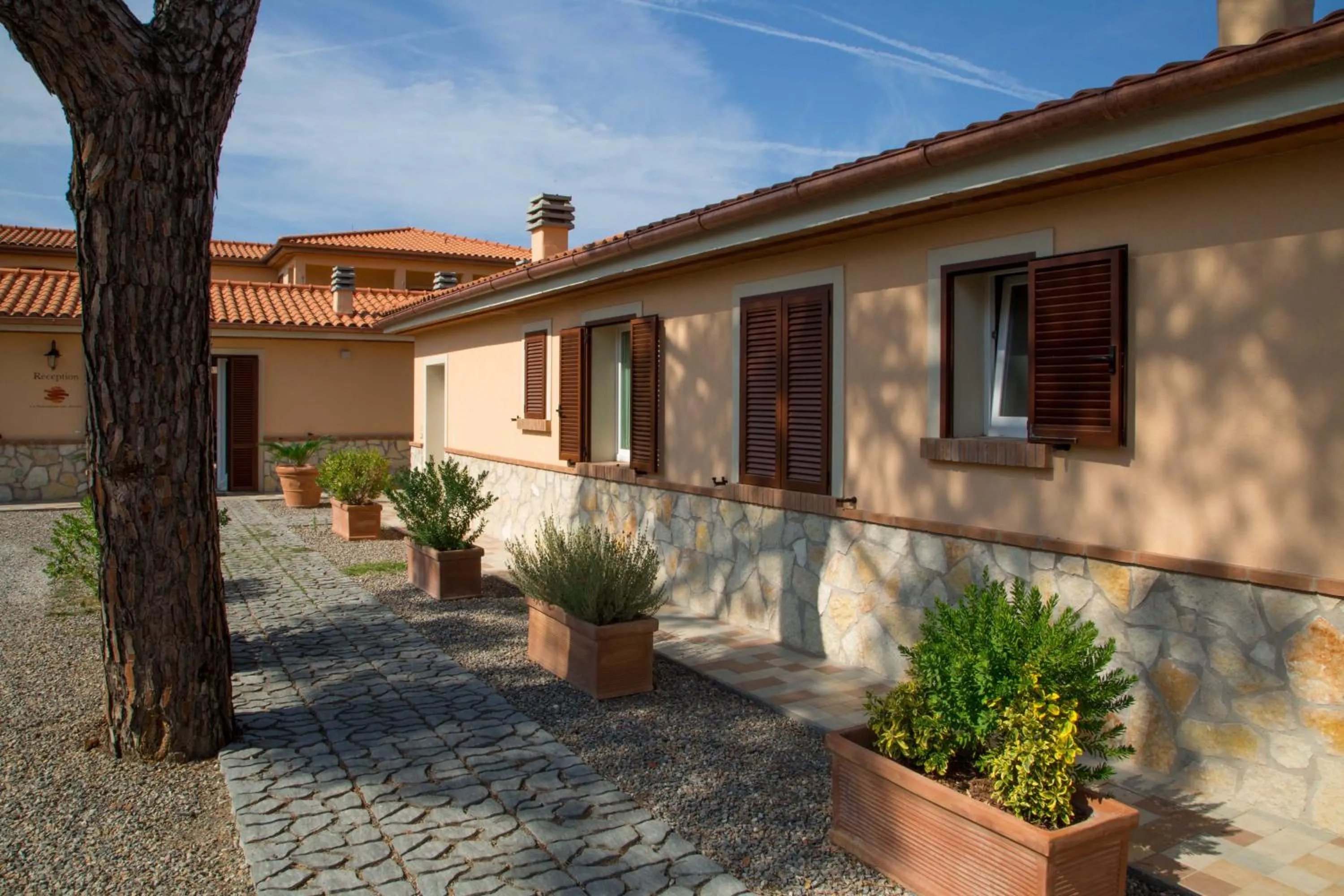 Facade/entrance in La Residenza del Golfo