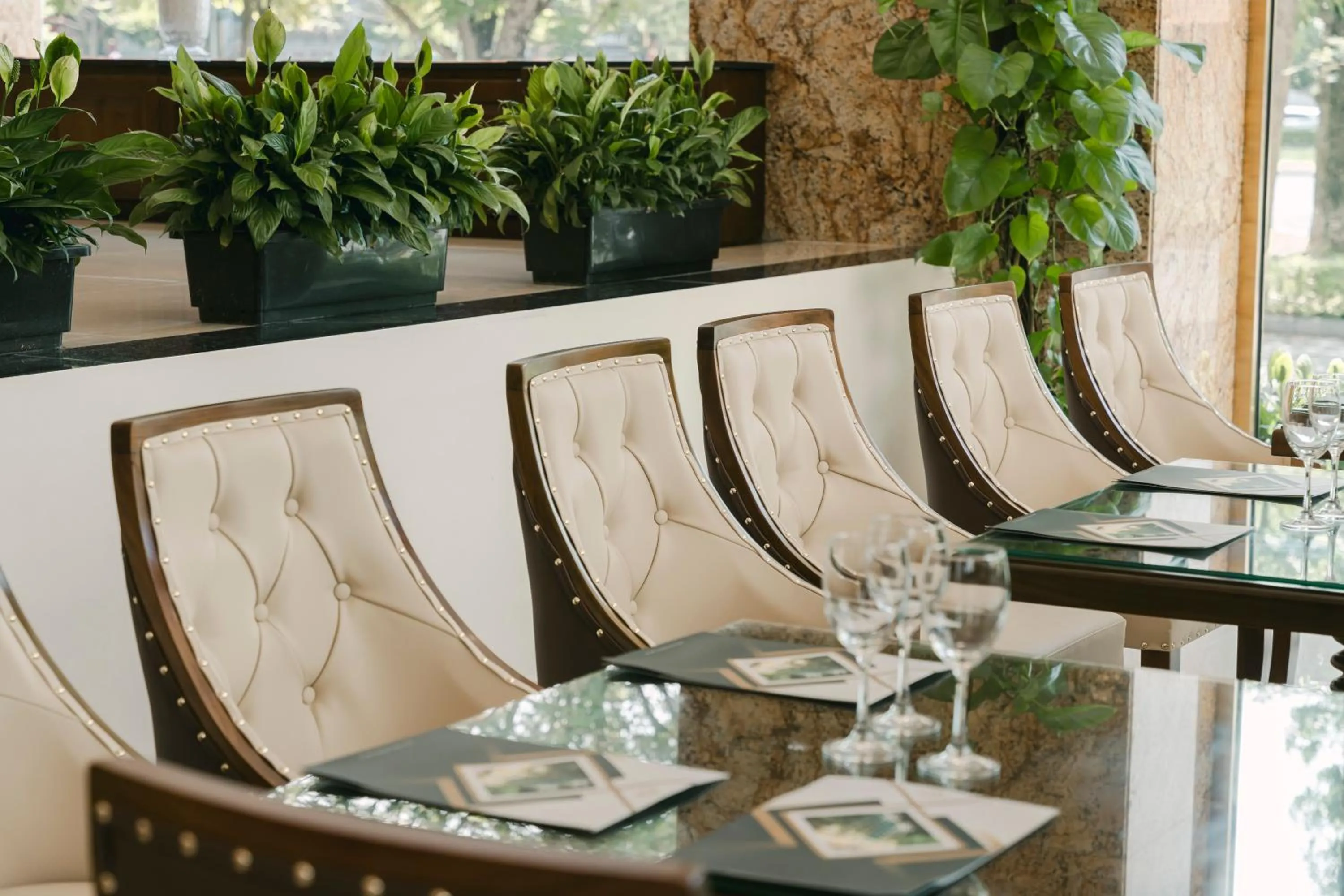 Restaurant/places to eat in Menrva Hotel