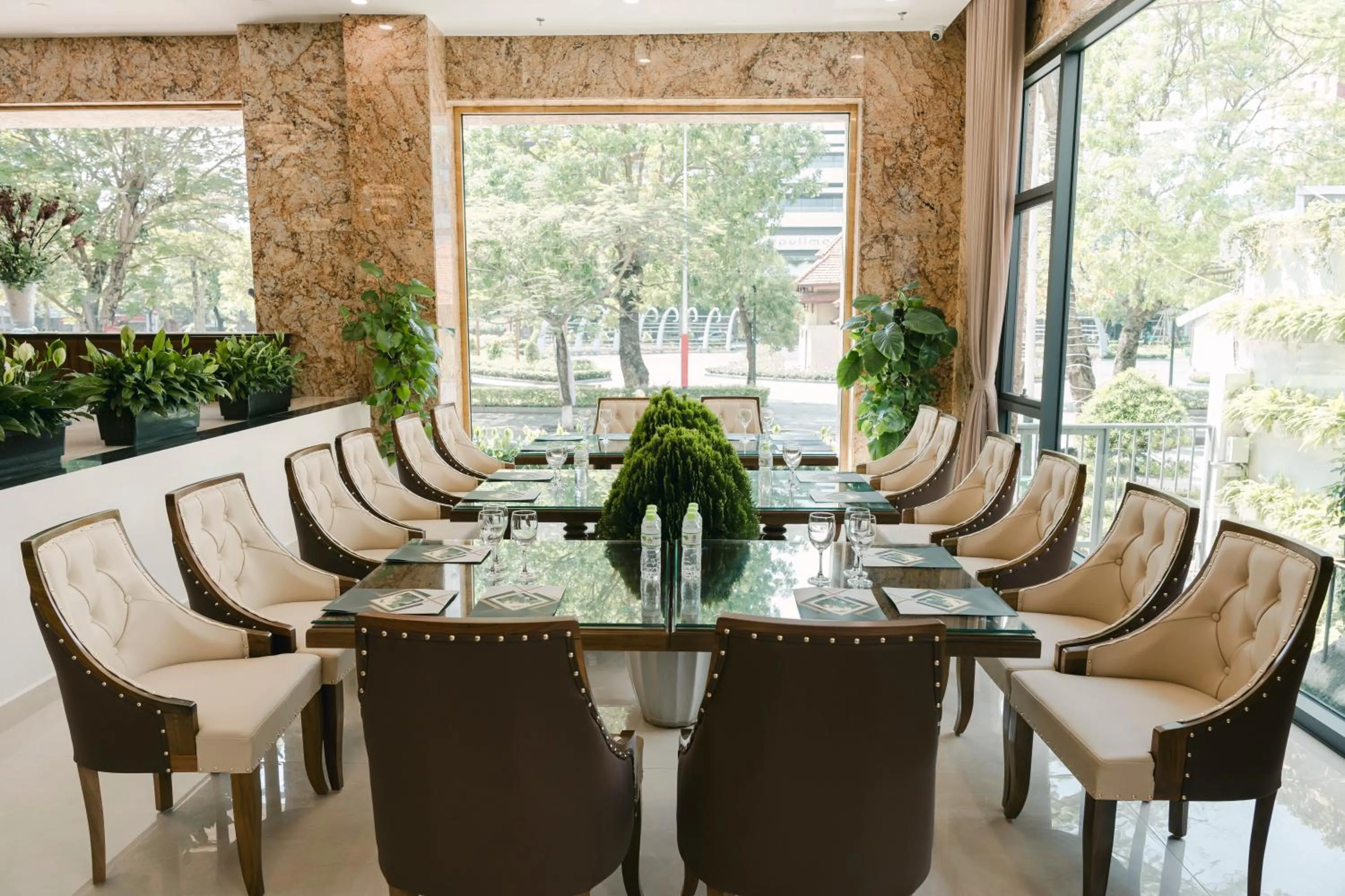 Restaurant/places to eat in Menrva Hotel