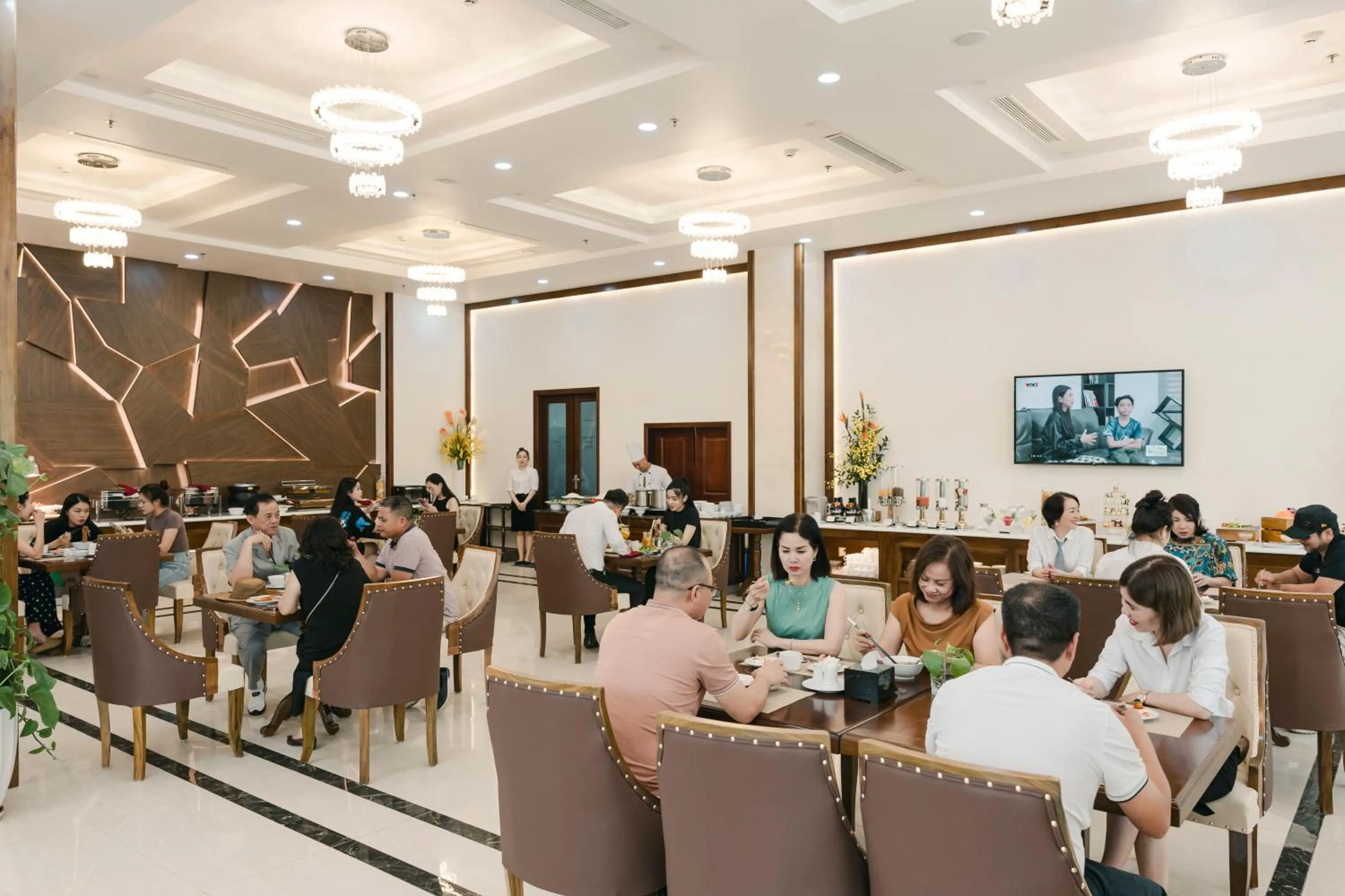 Restaurant/places to eat in Menrva Hotel