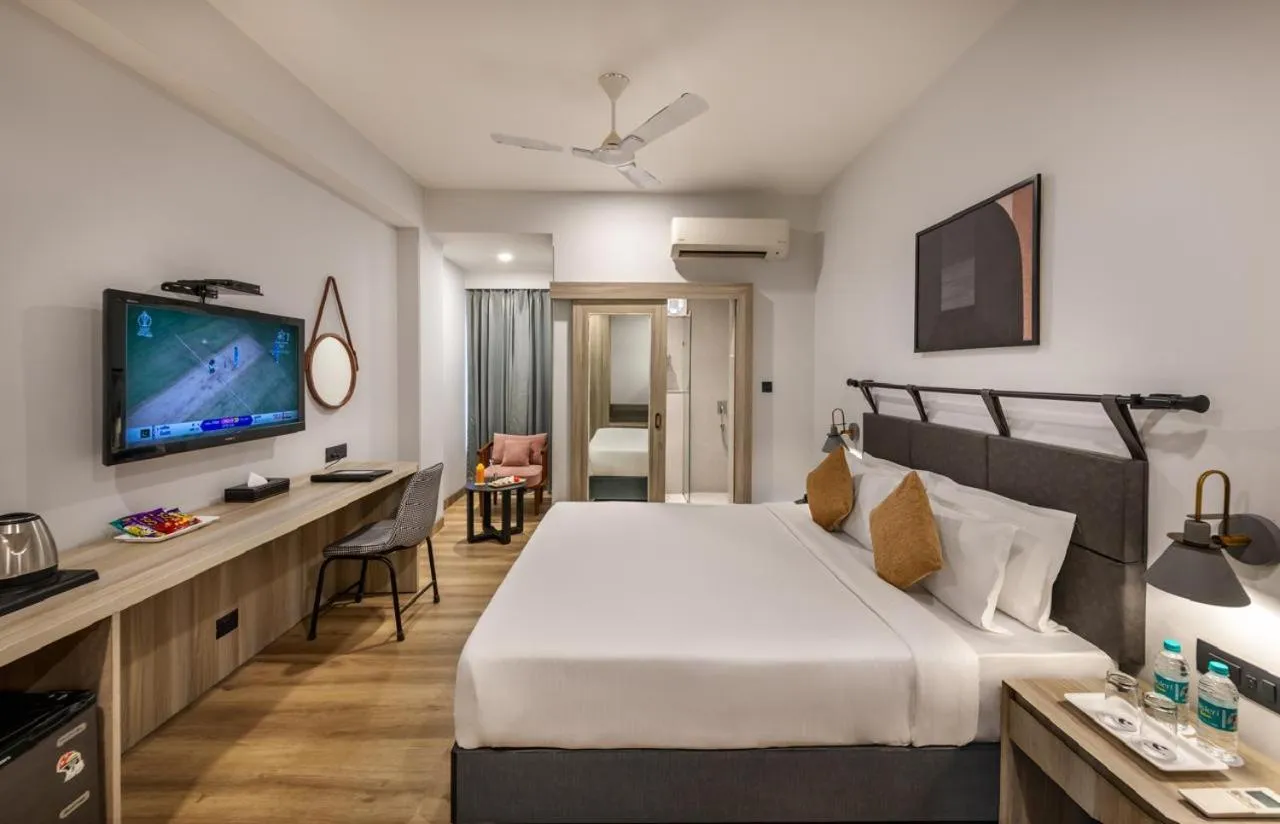 Living room, Bed in Comfort Inn Grand, Kaushambi