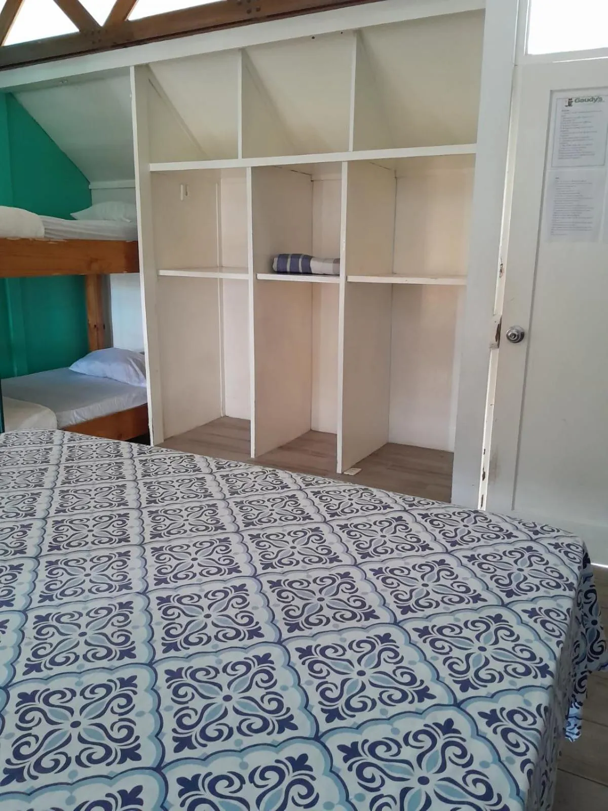 wardrobe, Bed in Gaudy's Hotel