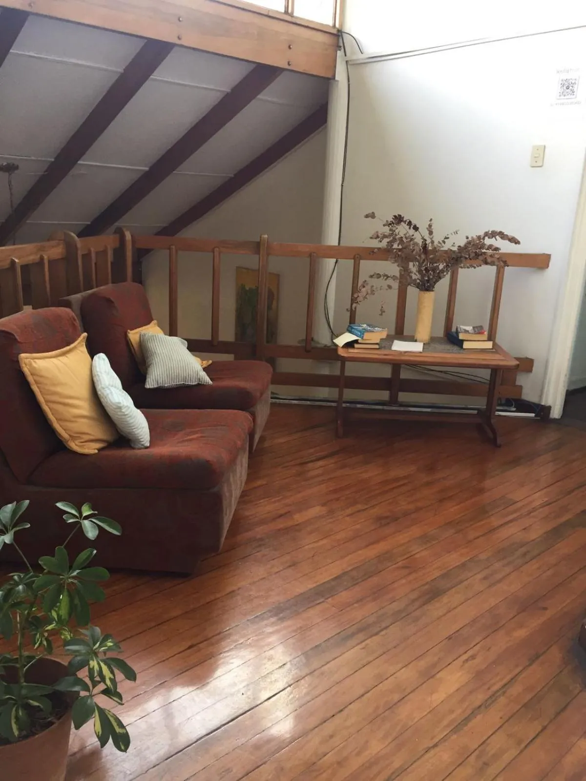 Living room in Gaudy's Hotel