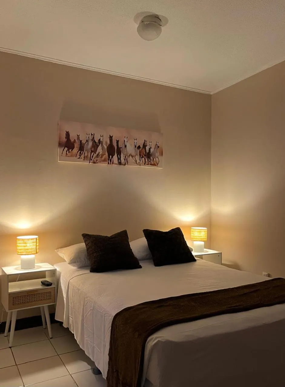 Bedroom, Bed in Gaudy's Hotel