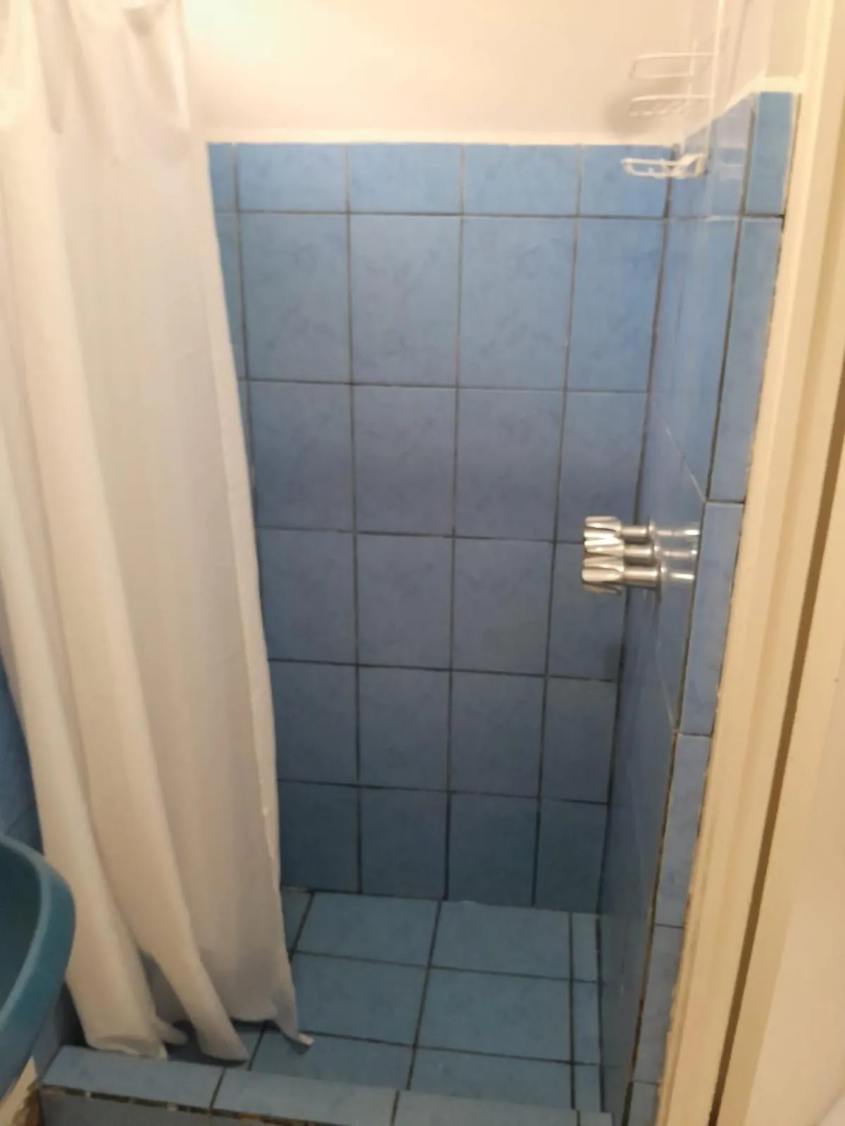 Shower in Gaudy's Hotel