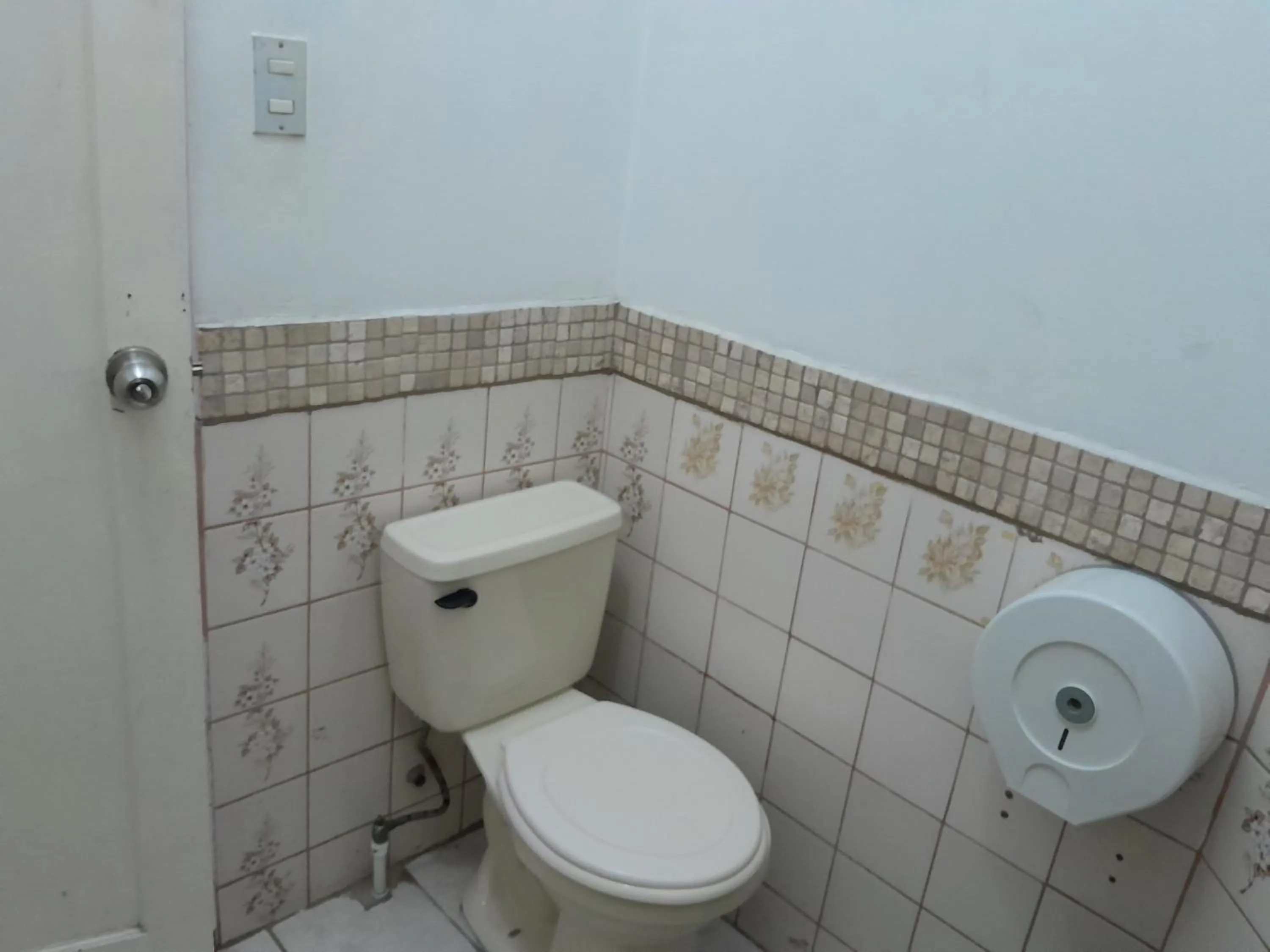 Toilet in Gaudy's Hotel