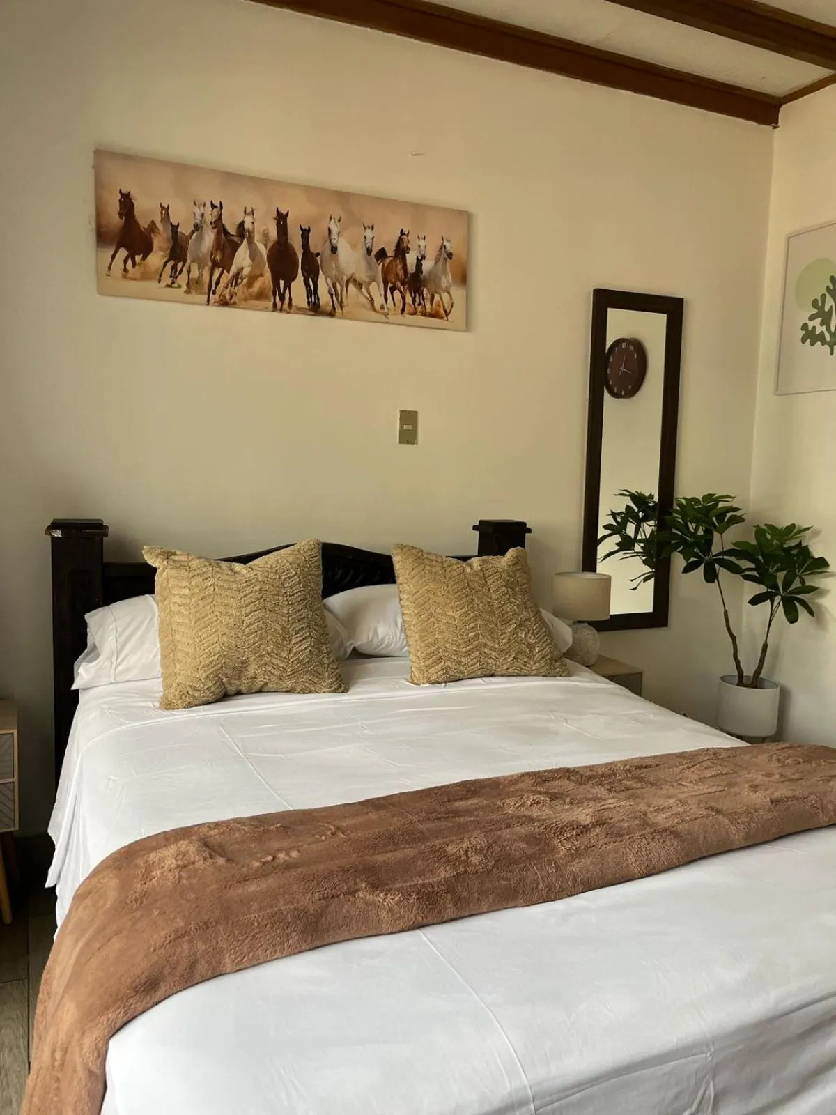 Photo of the whole room, Bed in Gaudy's Hotel