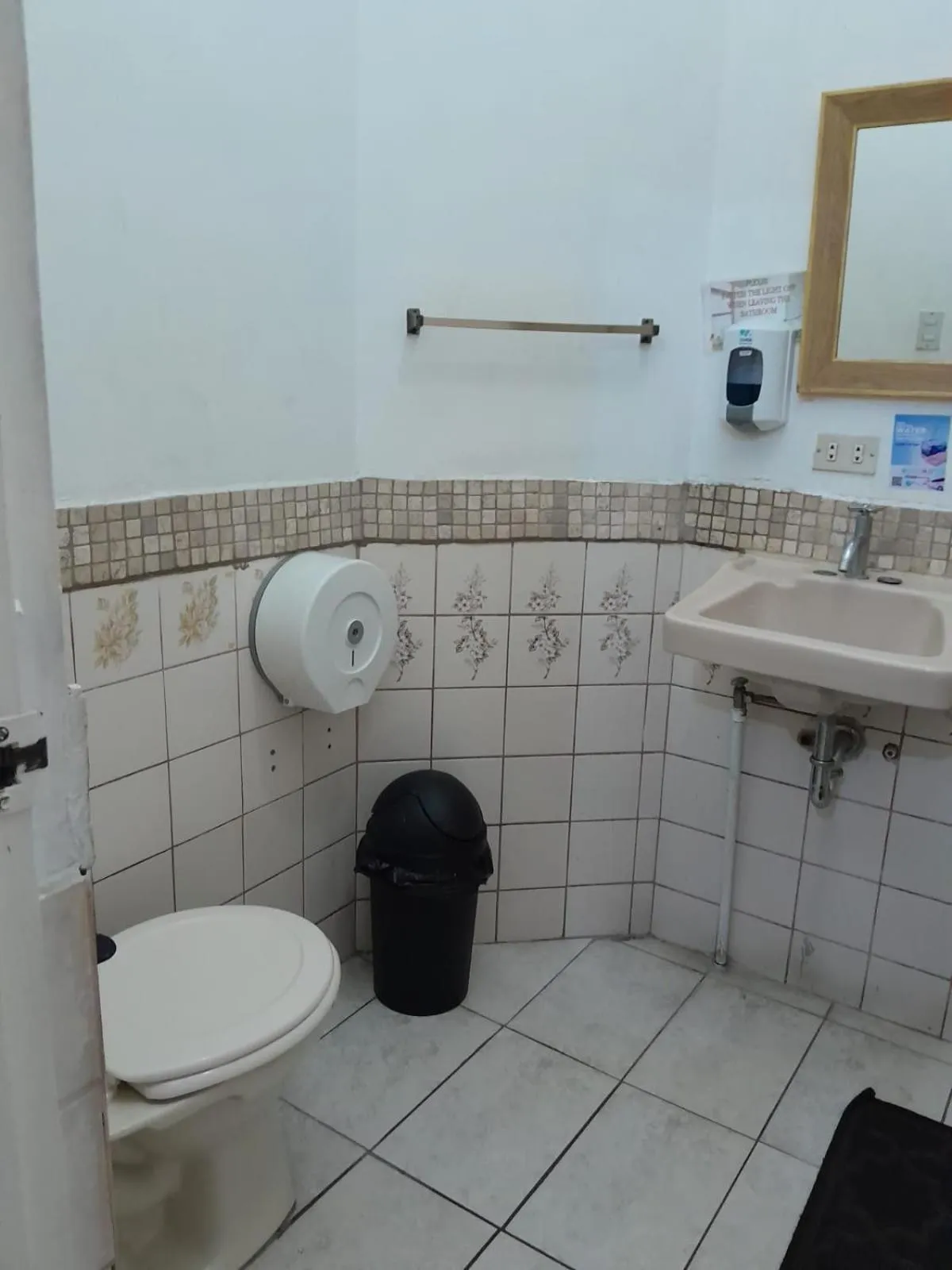 Bathroom in Gaudy's Hotel