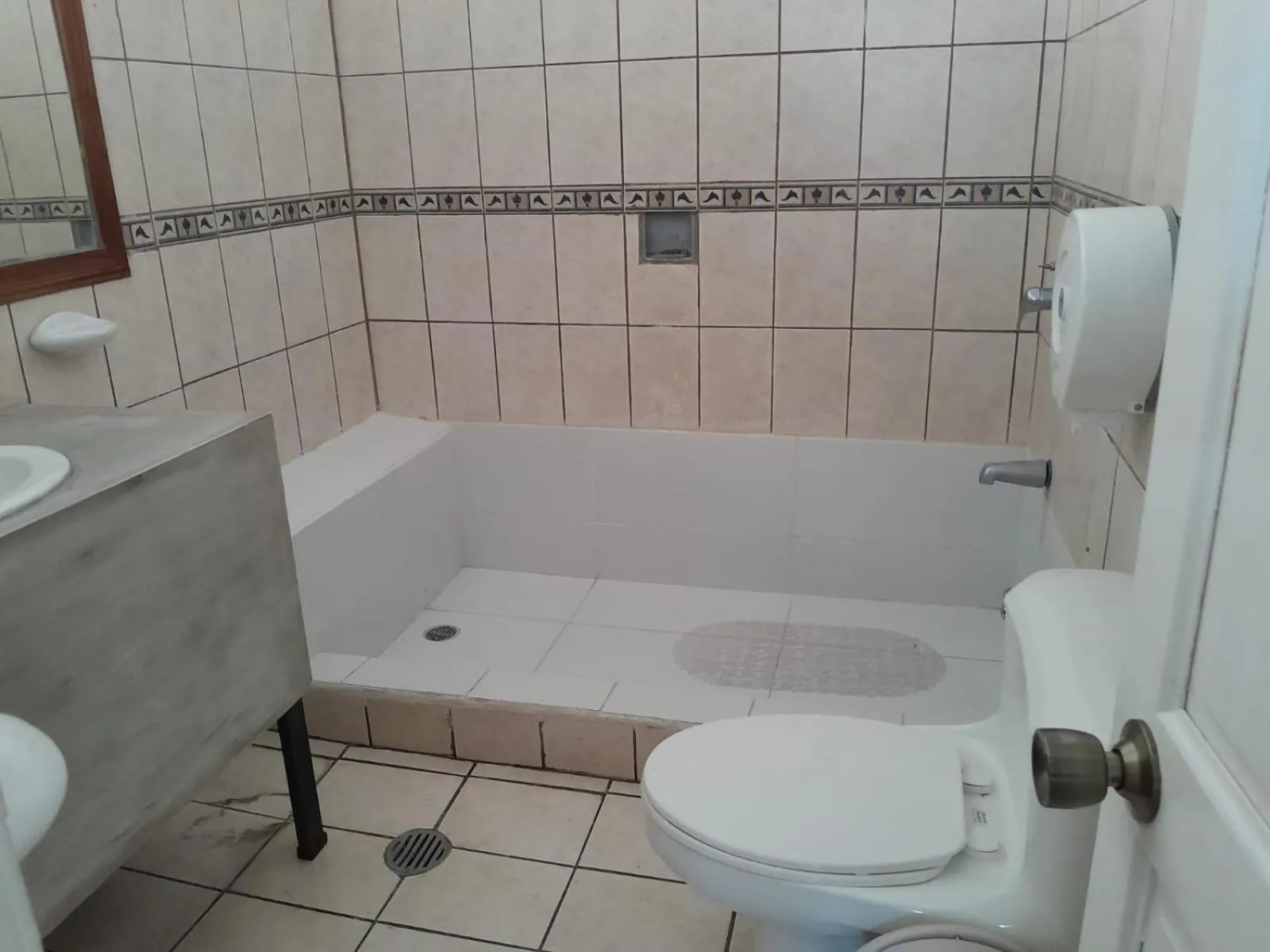 Shower in Gaudy's Hotel