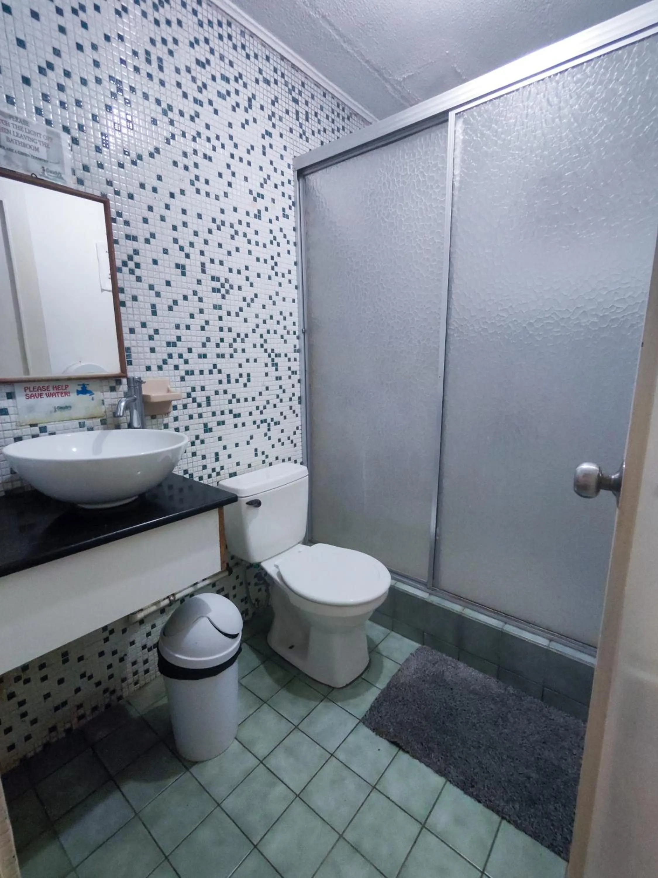 Bathroom in Gaudy's Hotel