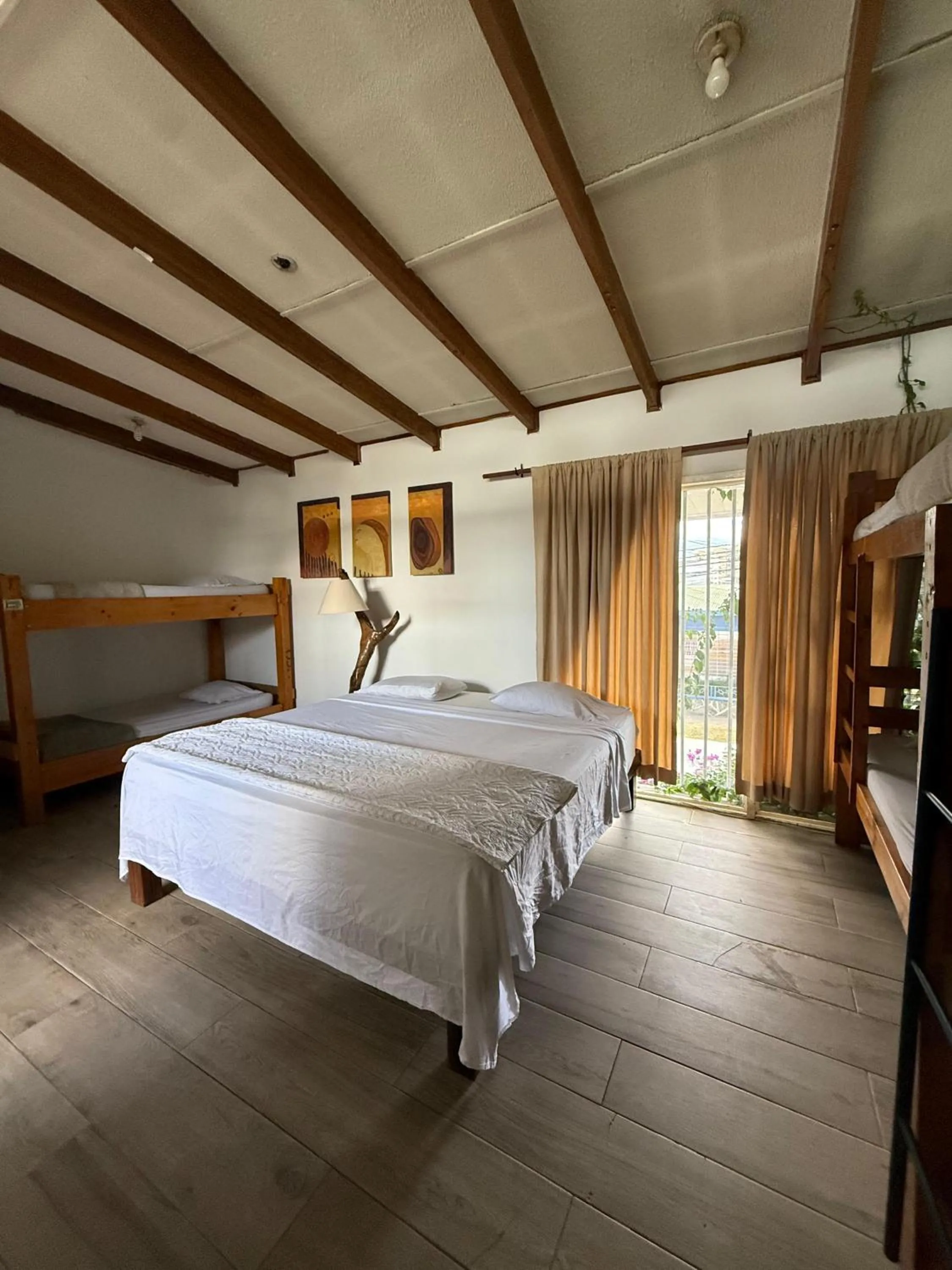 Bedroom, Bed in Gaudy's Hotel