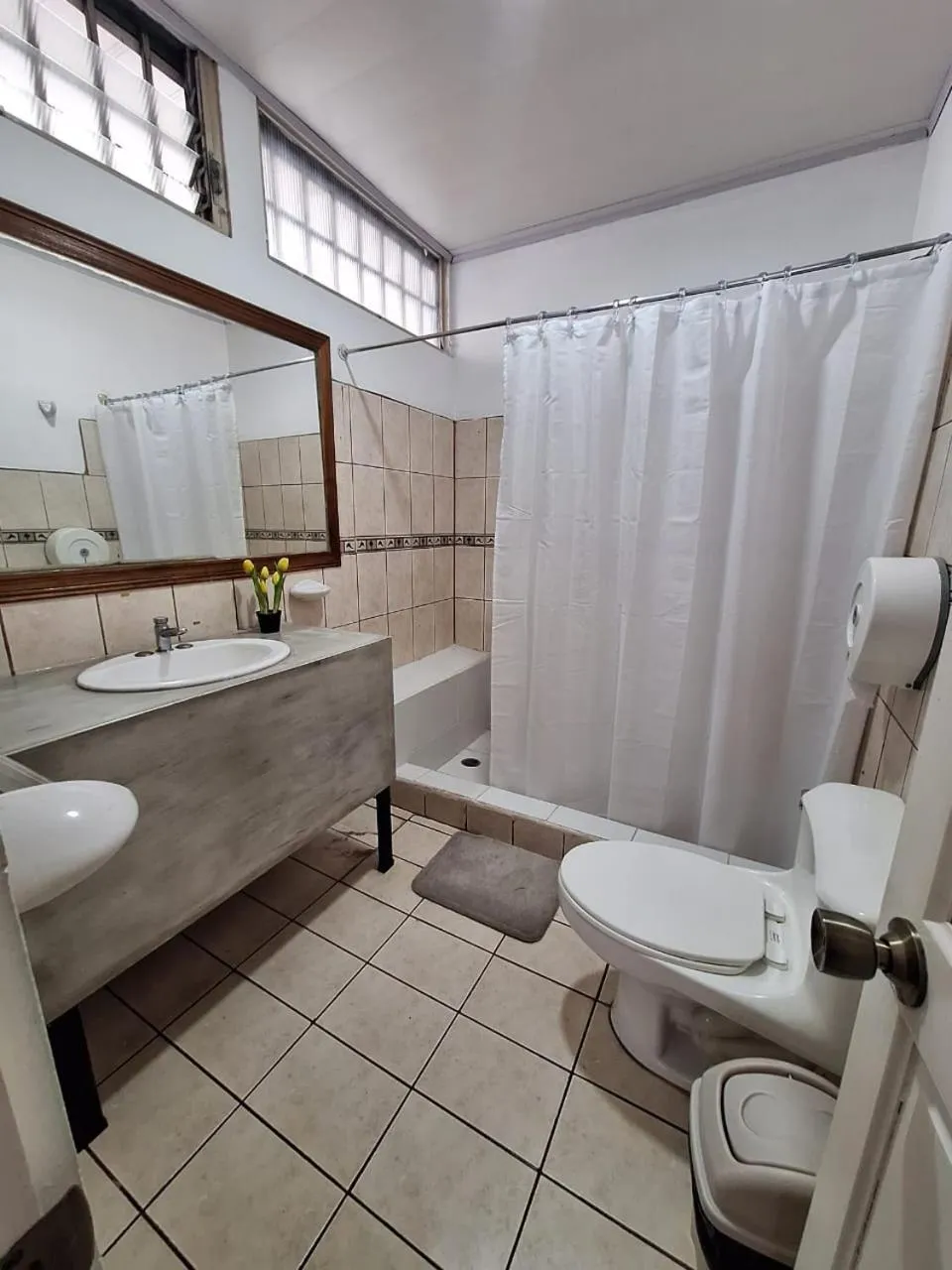 Shower in Gaudy's Hotel