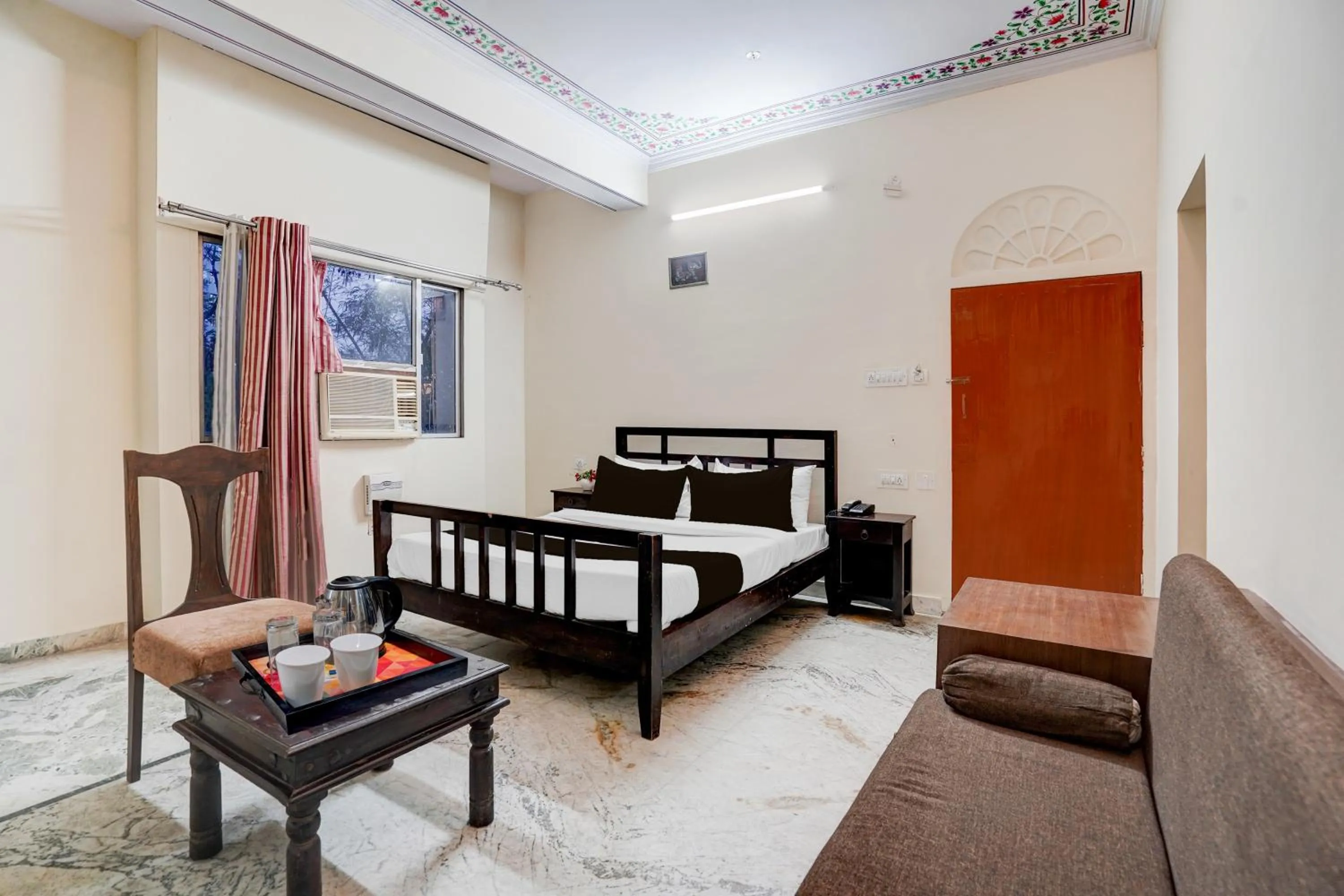 Bedroom, Bed in Super Townhouse Chandpole Metro Station Formerly Hotel Raghuraj Palace