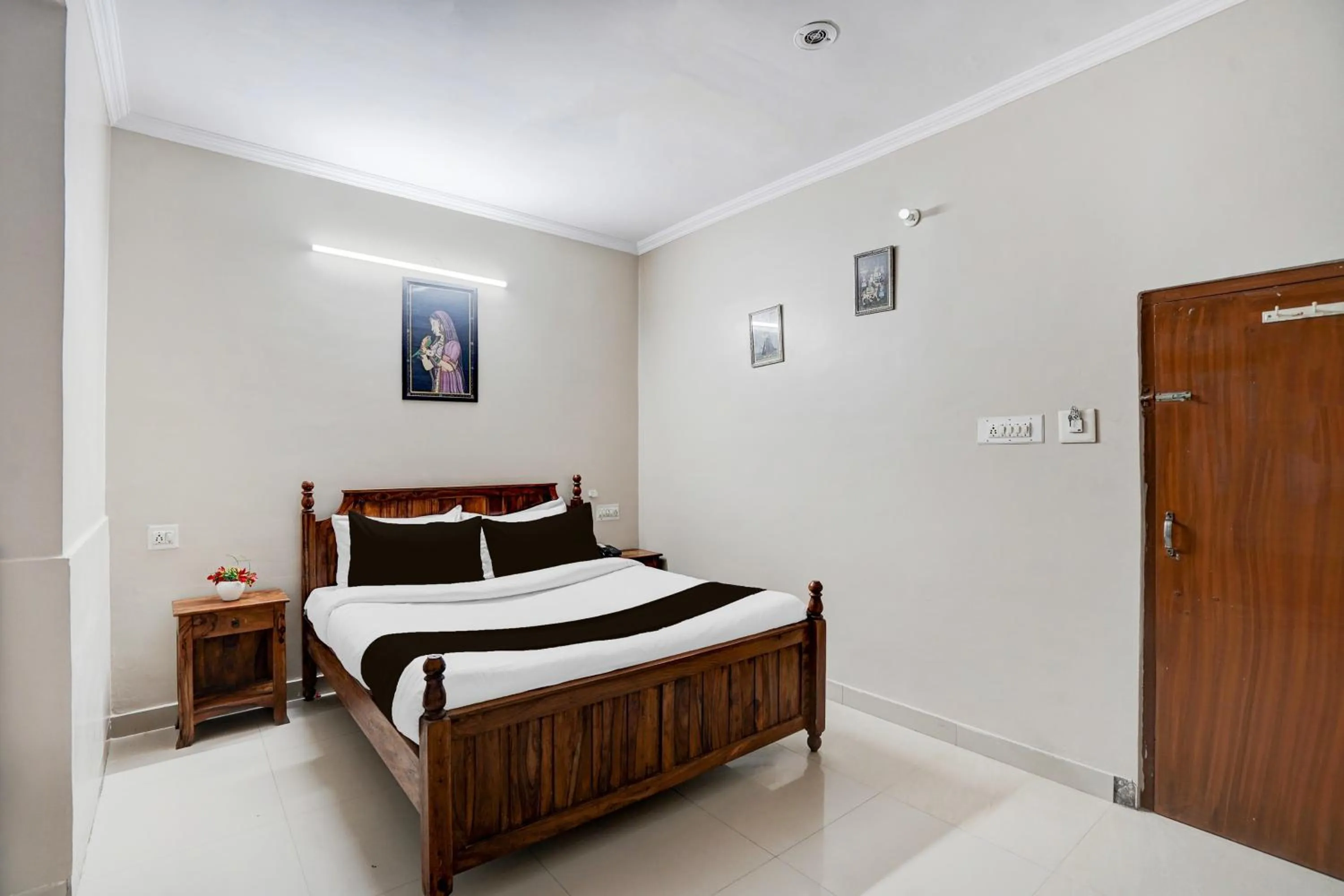 Bedroom, Bed in Super Townhouse Chandpole Metro Station Formerly Hotel Raghuraj Palace