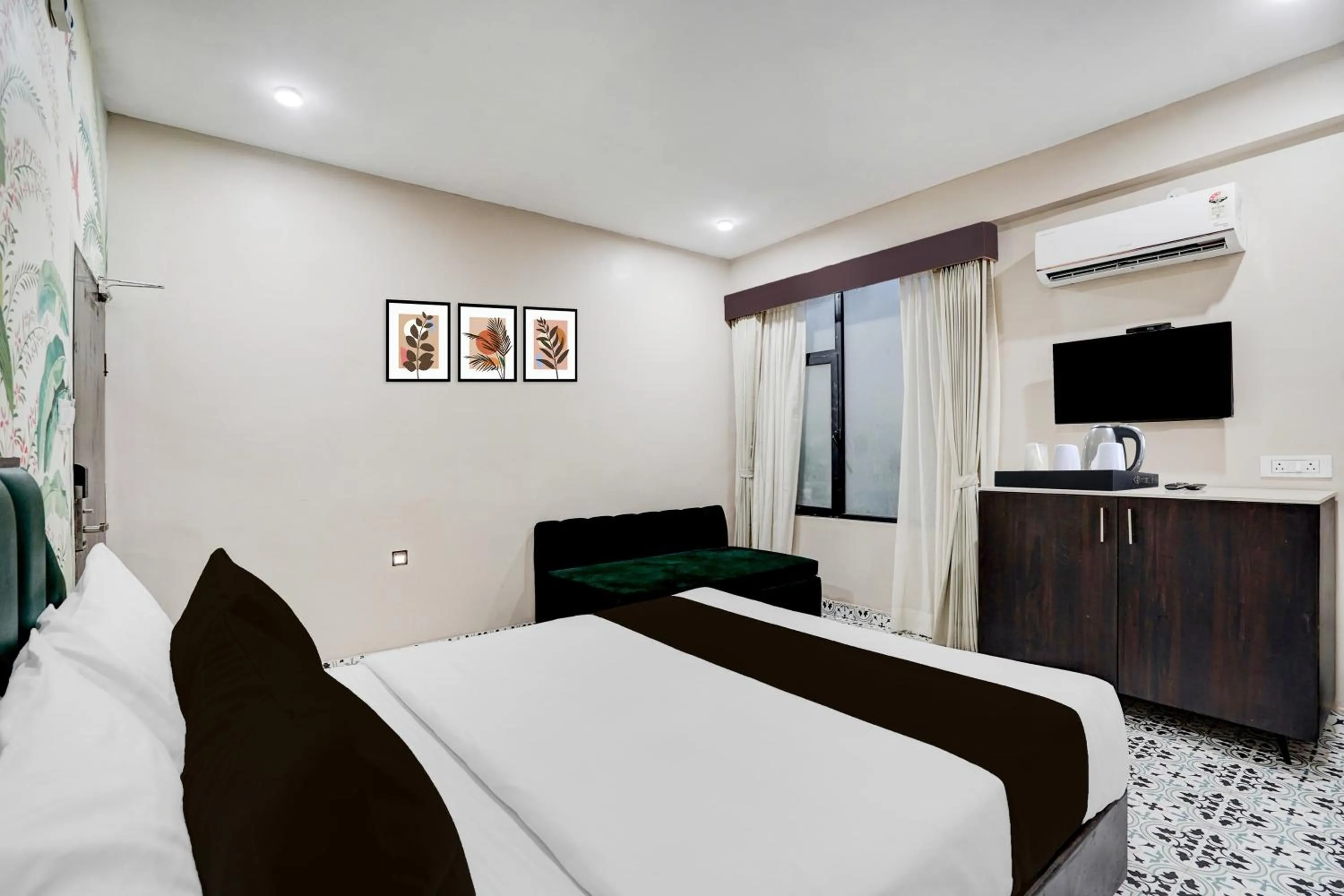 Bedroom, Bed in Super Townhouse Chandpole Metro Station Formerly Hotel Raghuraj Palace