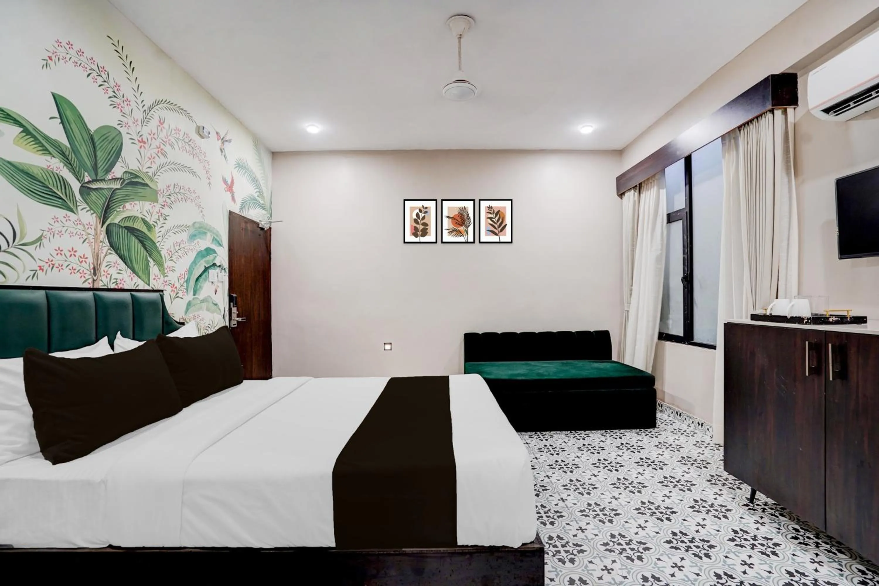 Bedroom, Bed in Super Townhouse Chandpole Metro Station Formerly Hotel Raghuraj Palace