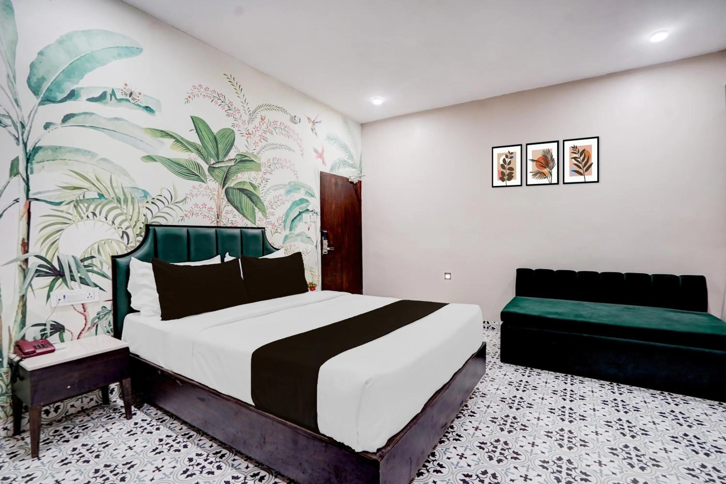 Bedroom, Bed in Super Townhouse Chandpole Metro Station Formerly Hotel Raghuraj Palace