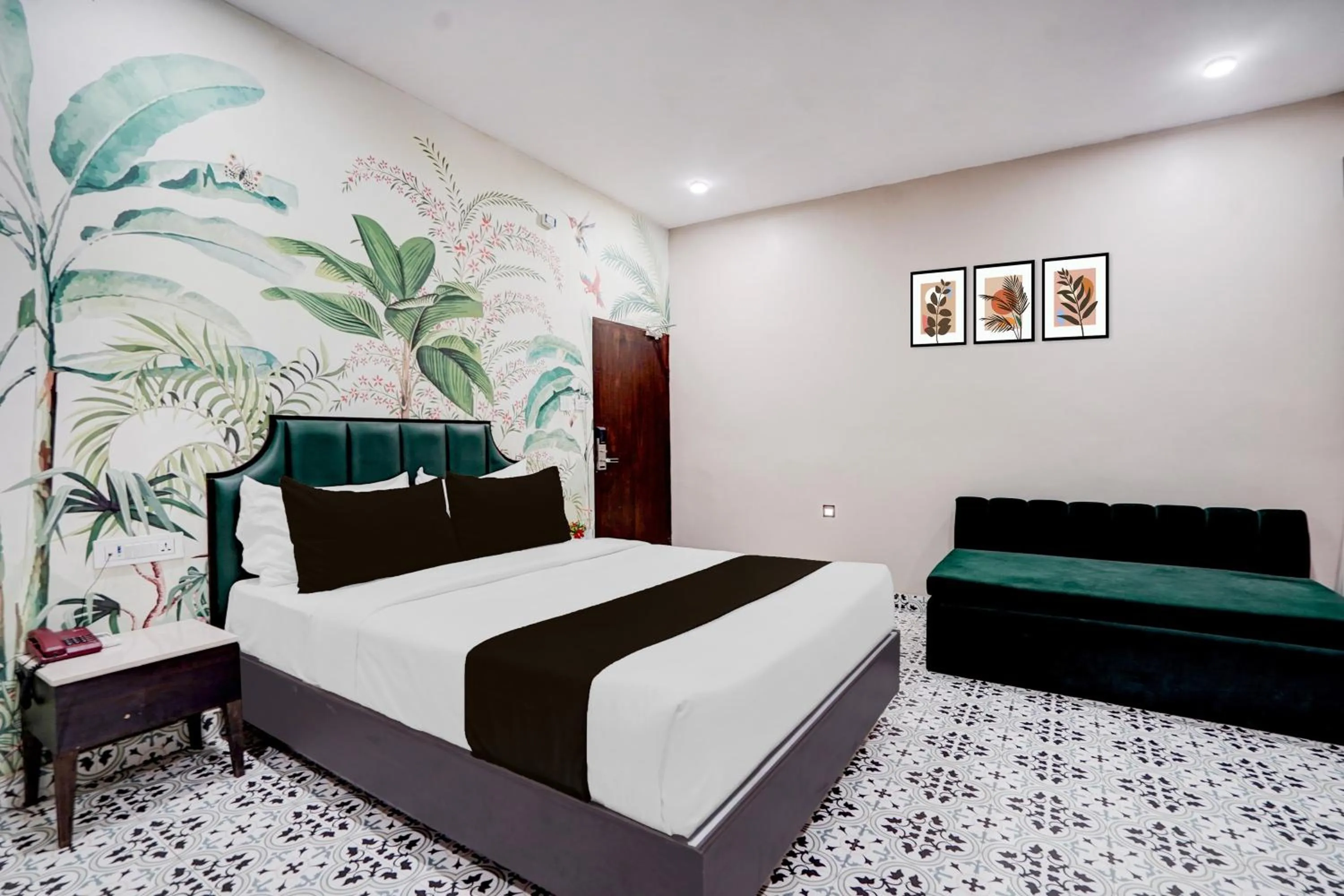 Bedroom, Bed in Super Townhouse Chandpole Metro Station Formerly Hotel Raghuraj Palace