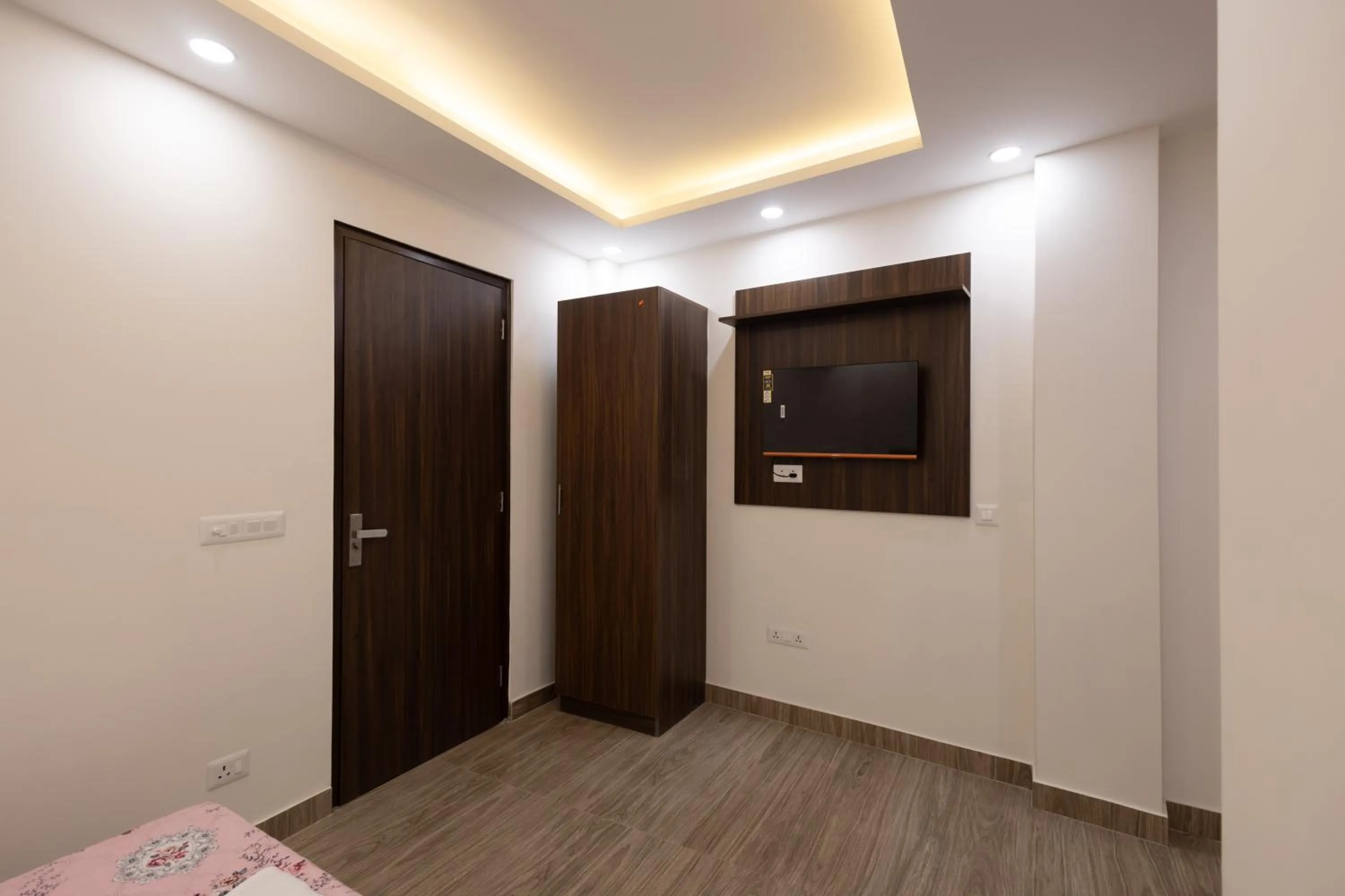 wardrobe, Bed in Hotel Sunrise Ecostay