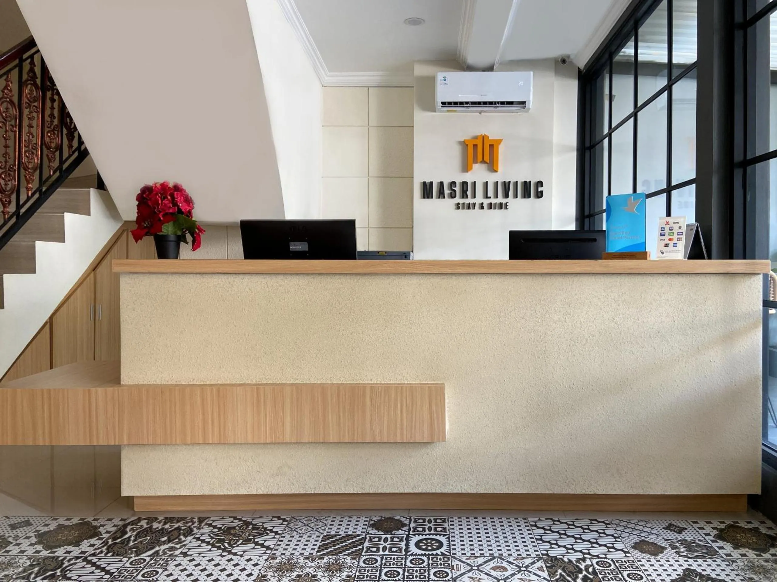 Lobby or reception in Masri Living by Daphna Management