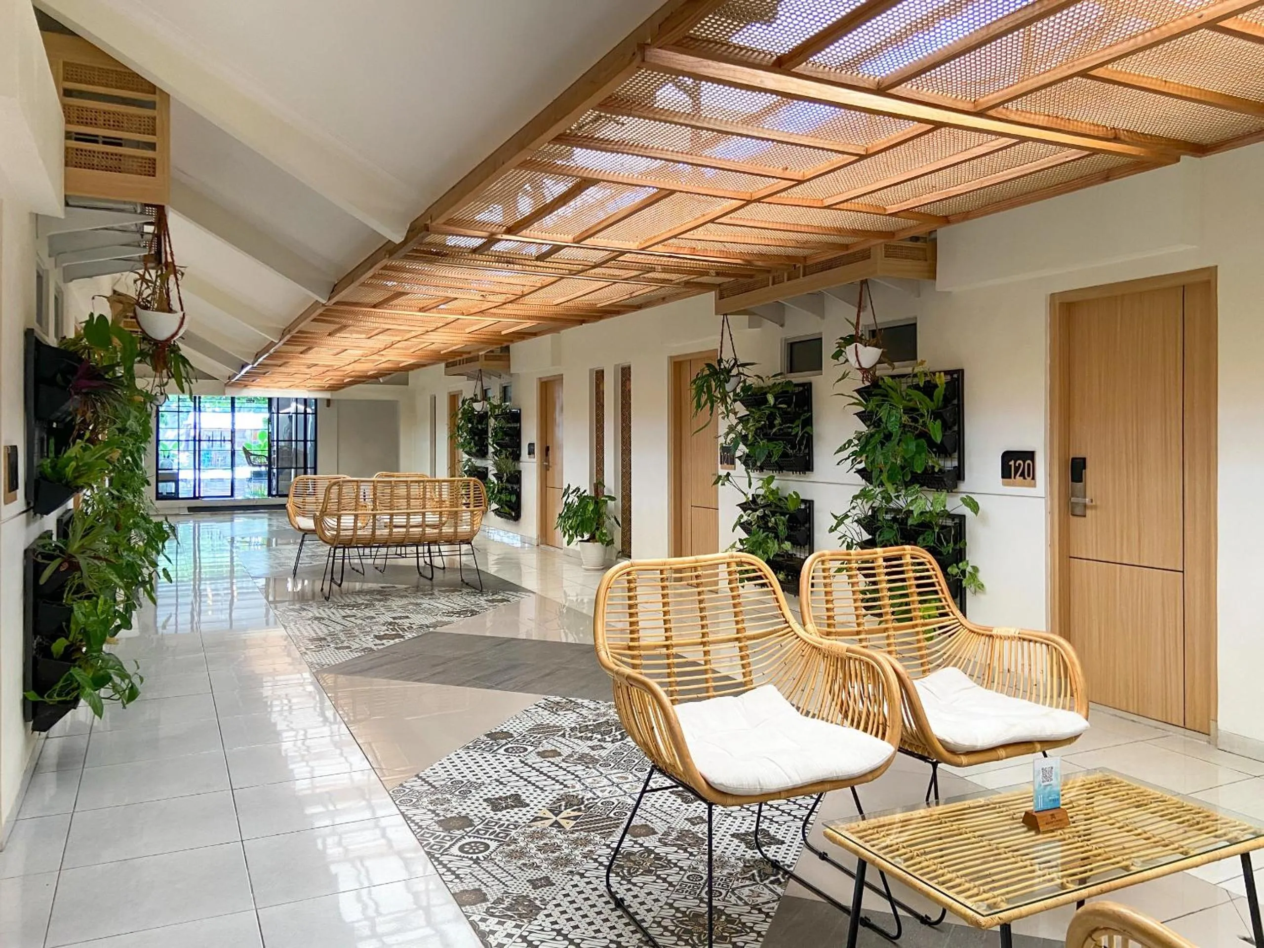 Seating area in Masri Living by Daphna Management