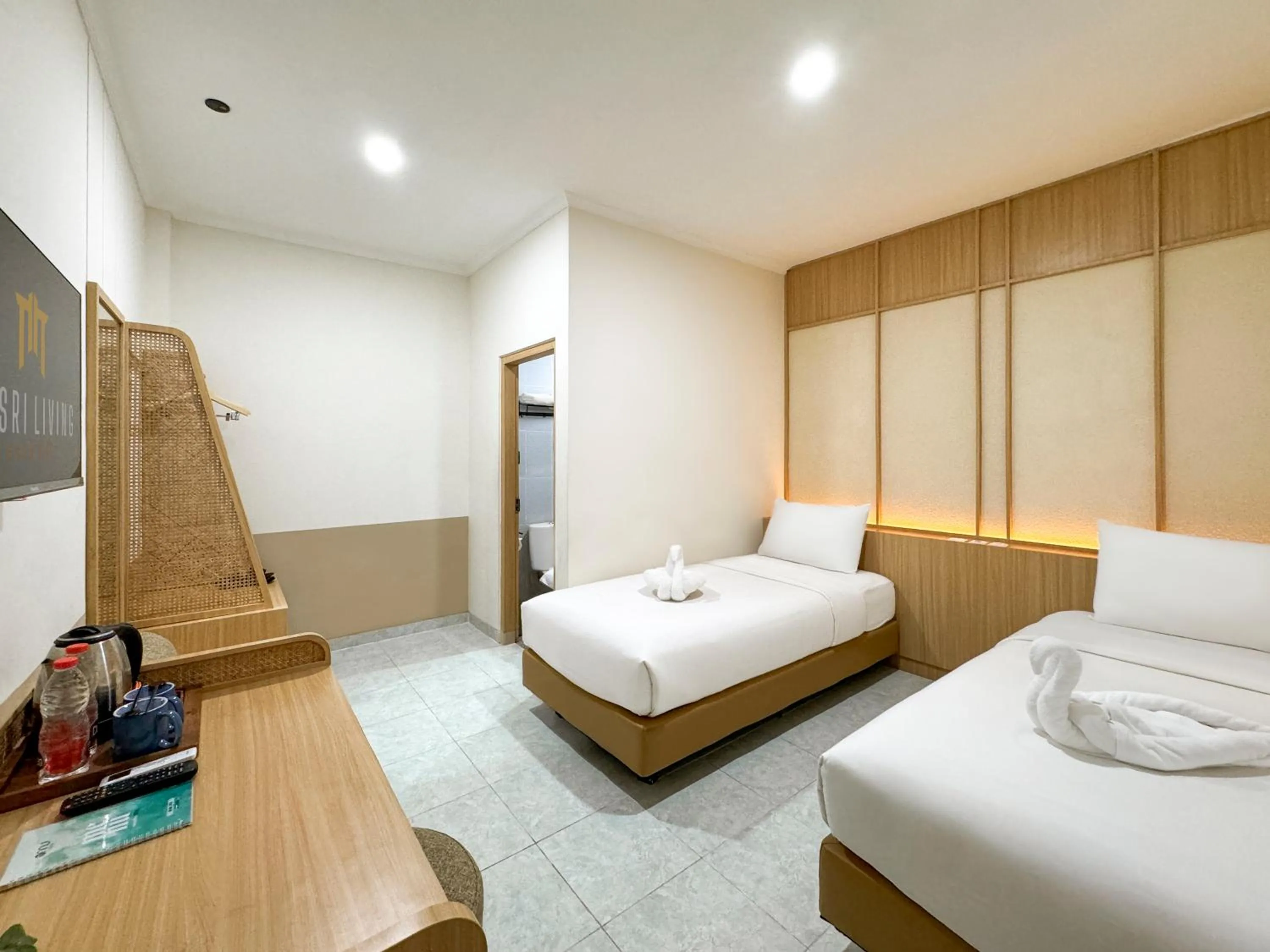 Living room, Bed in Masri Living by Daphna Management