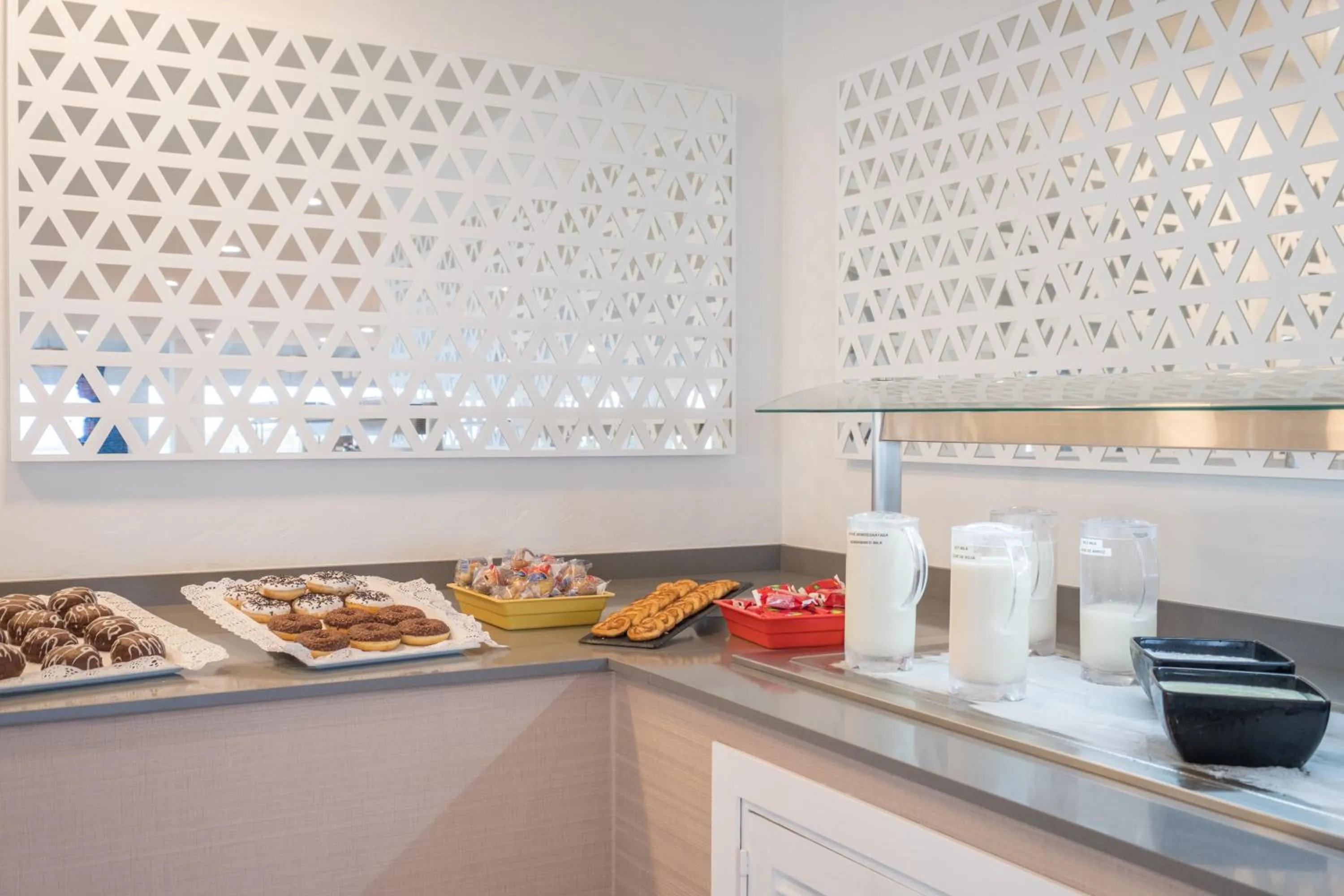 Buffet breakfast in FERGUS Style Carema Beach