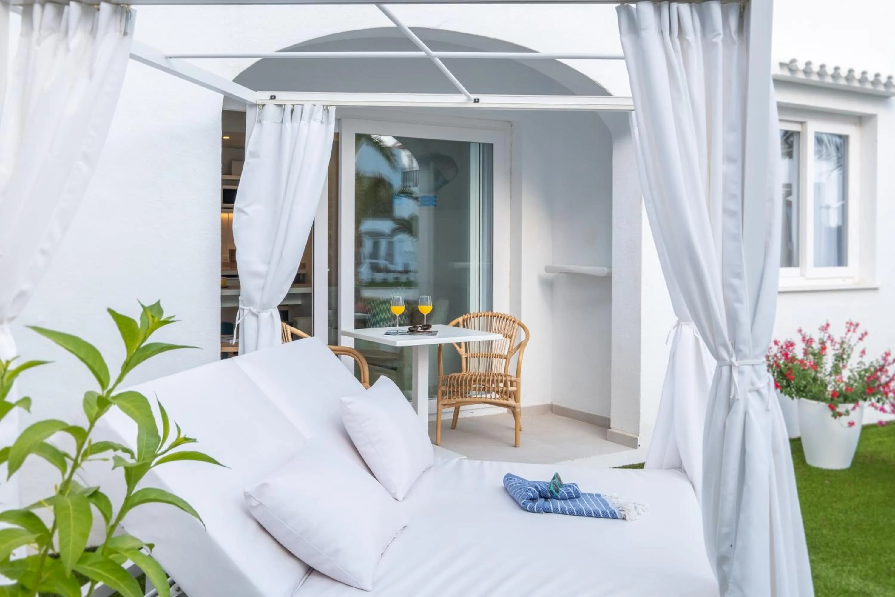 Balcony/Terrace in FERGUS Style Carema Beach