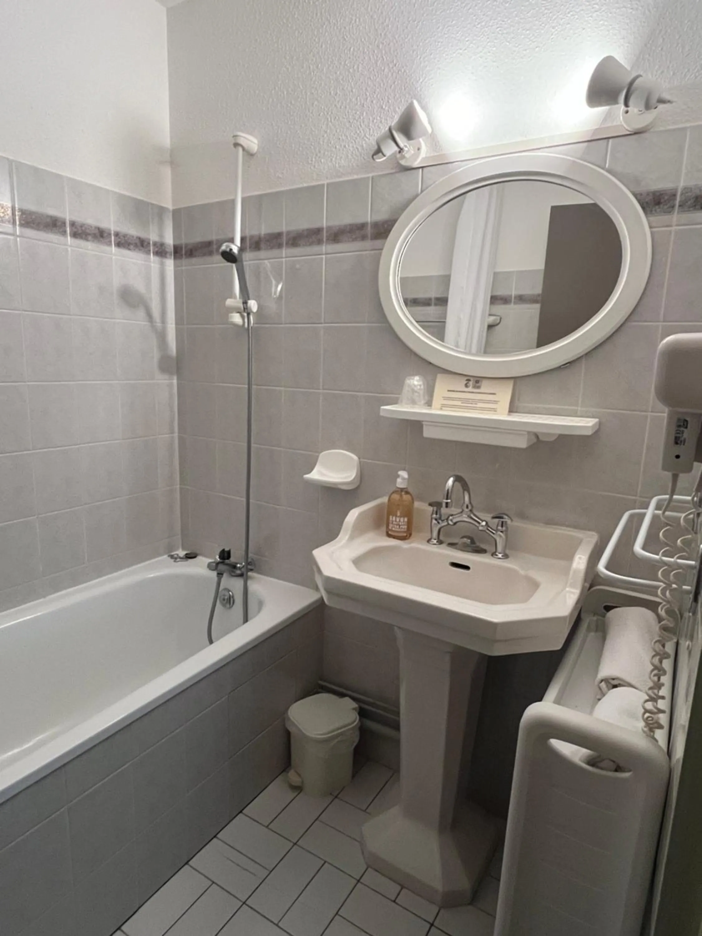 Twin Room with Private Bathroom in Gîte-Auberge du Pont de Lanau