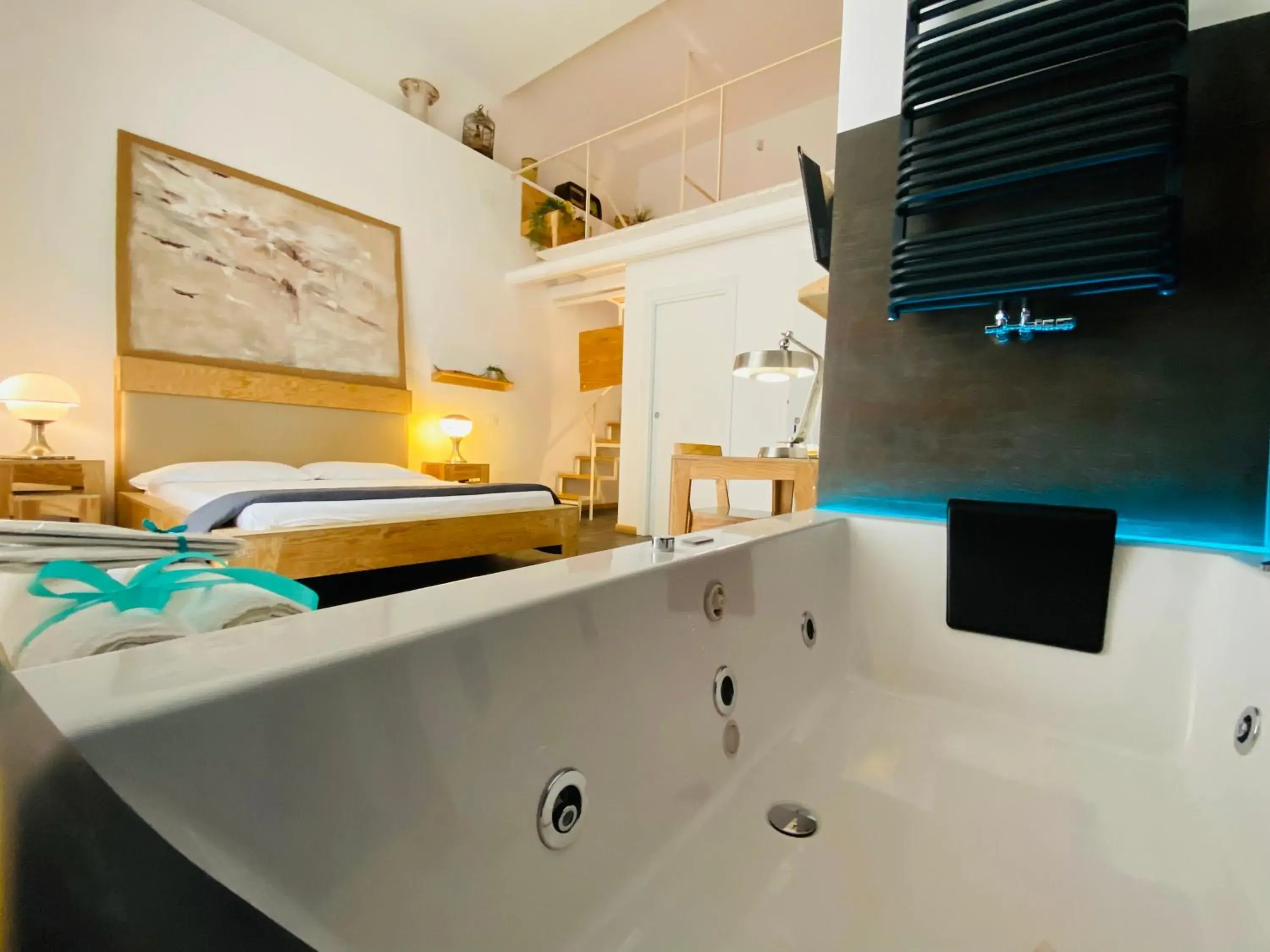 Hot Tub, Bed in AQUAROOMS Suites Hot Tub, Bed in AQUAROOMS Suites