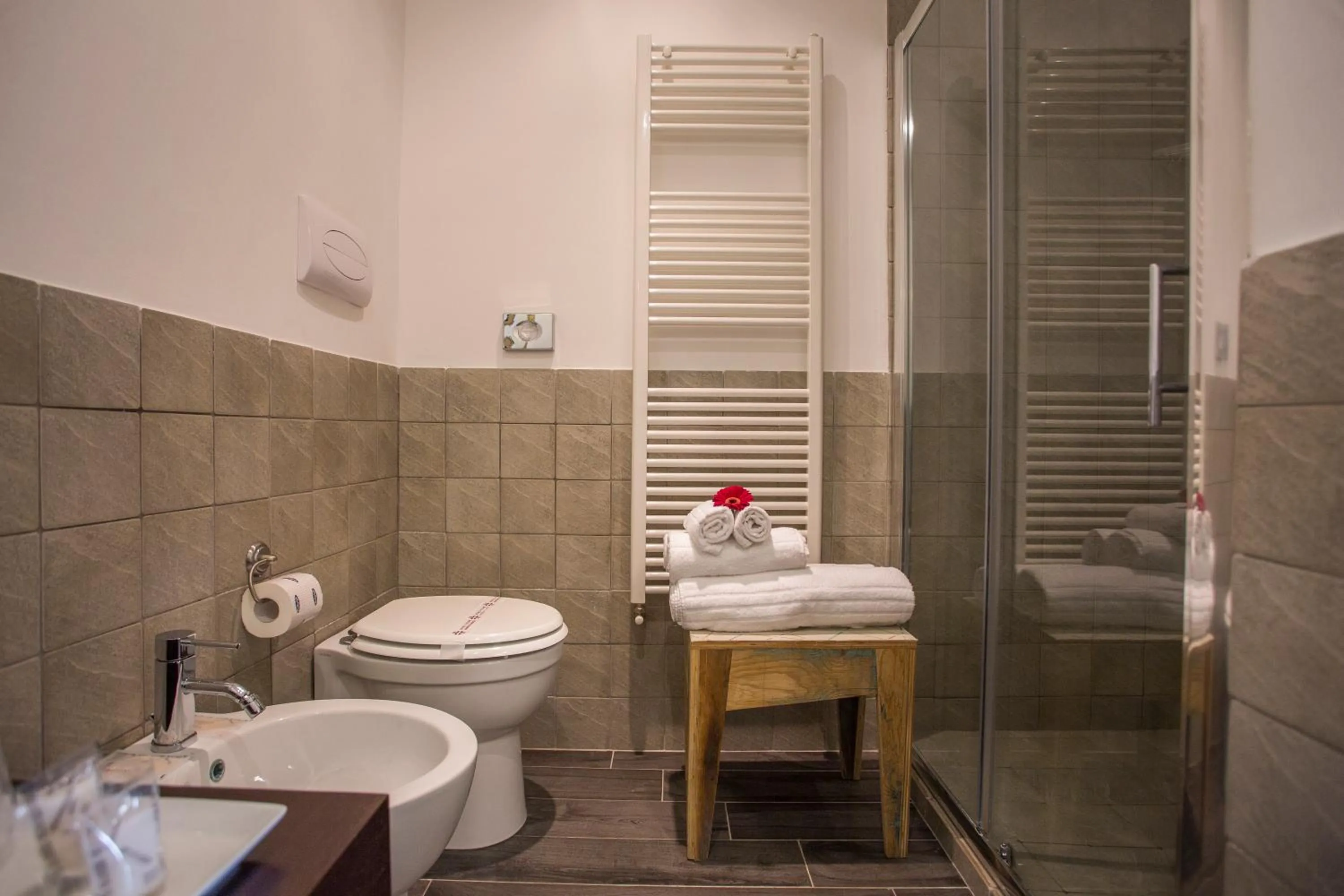 Shower in AQUAROOMS Suites