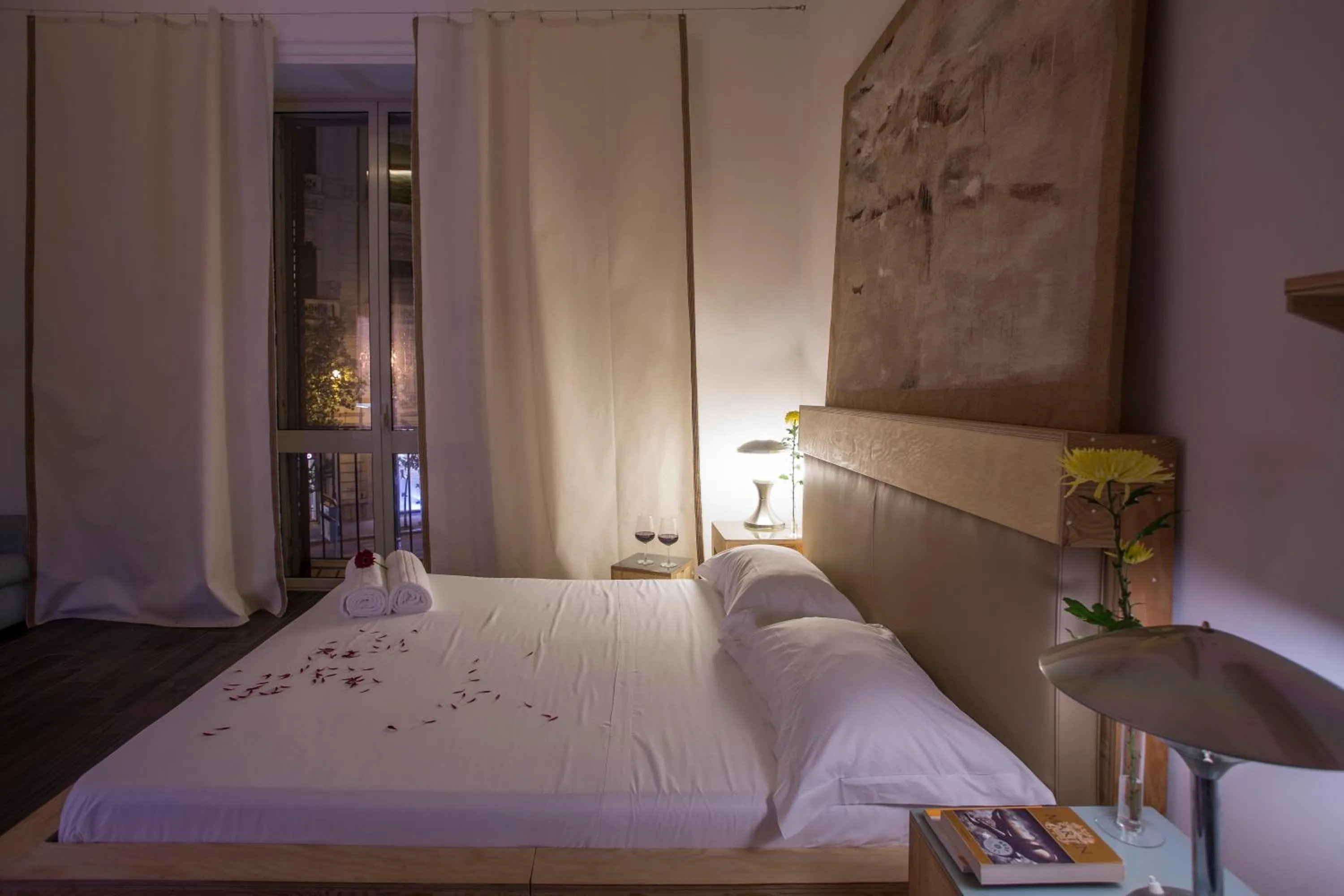 Bed in AQUAROOMS Suites