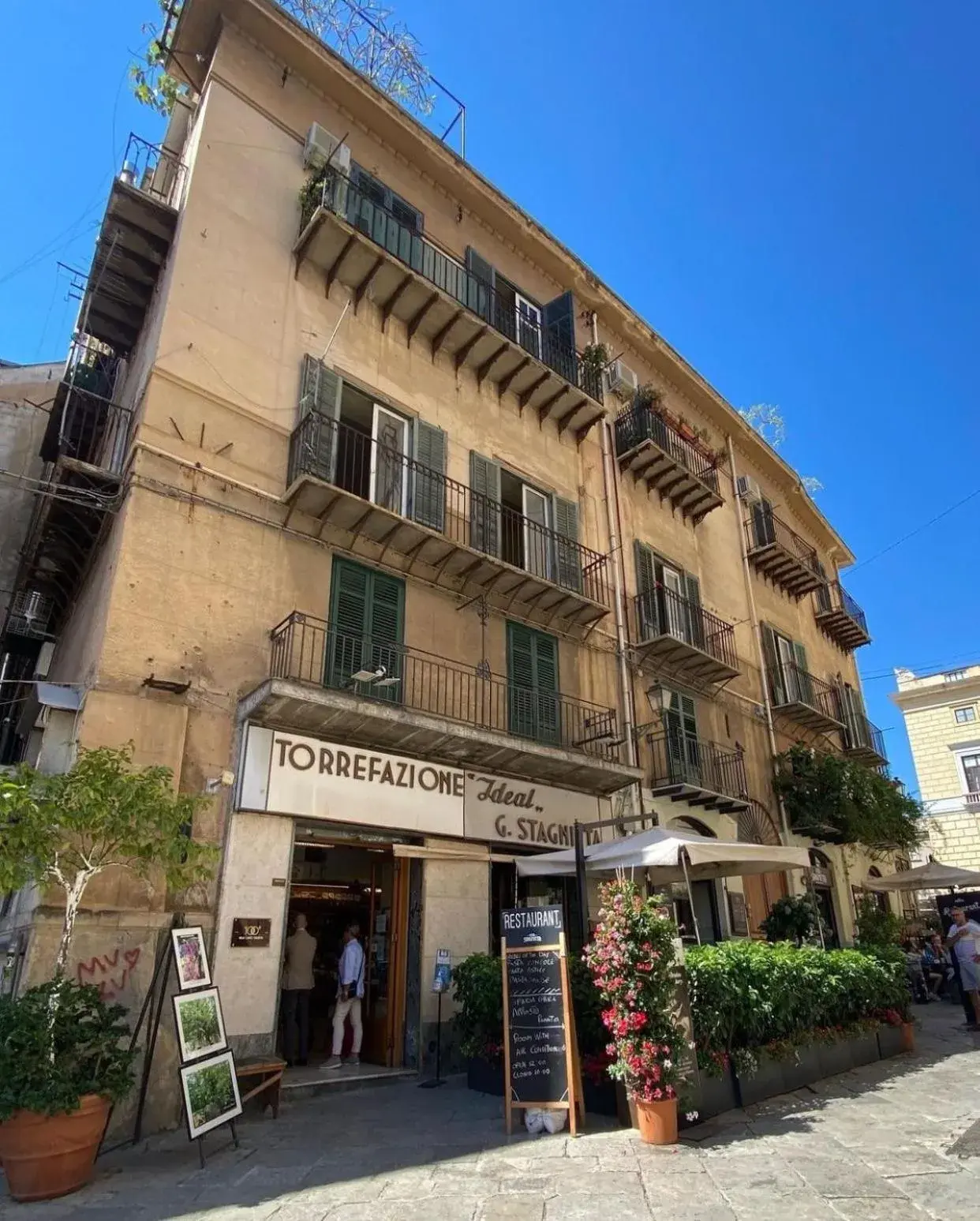 Breakfast in AQUAROOMS Suites Breakfast in AQUAROOMS Suites